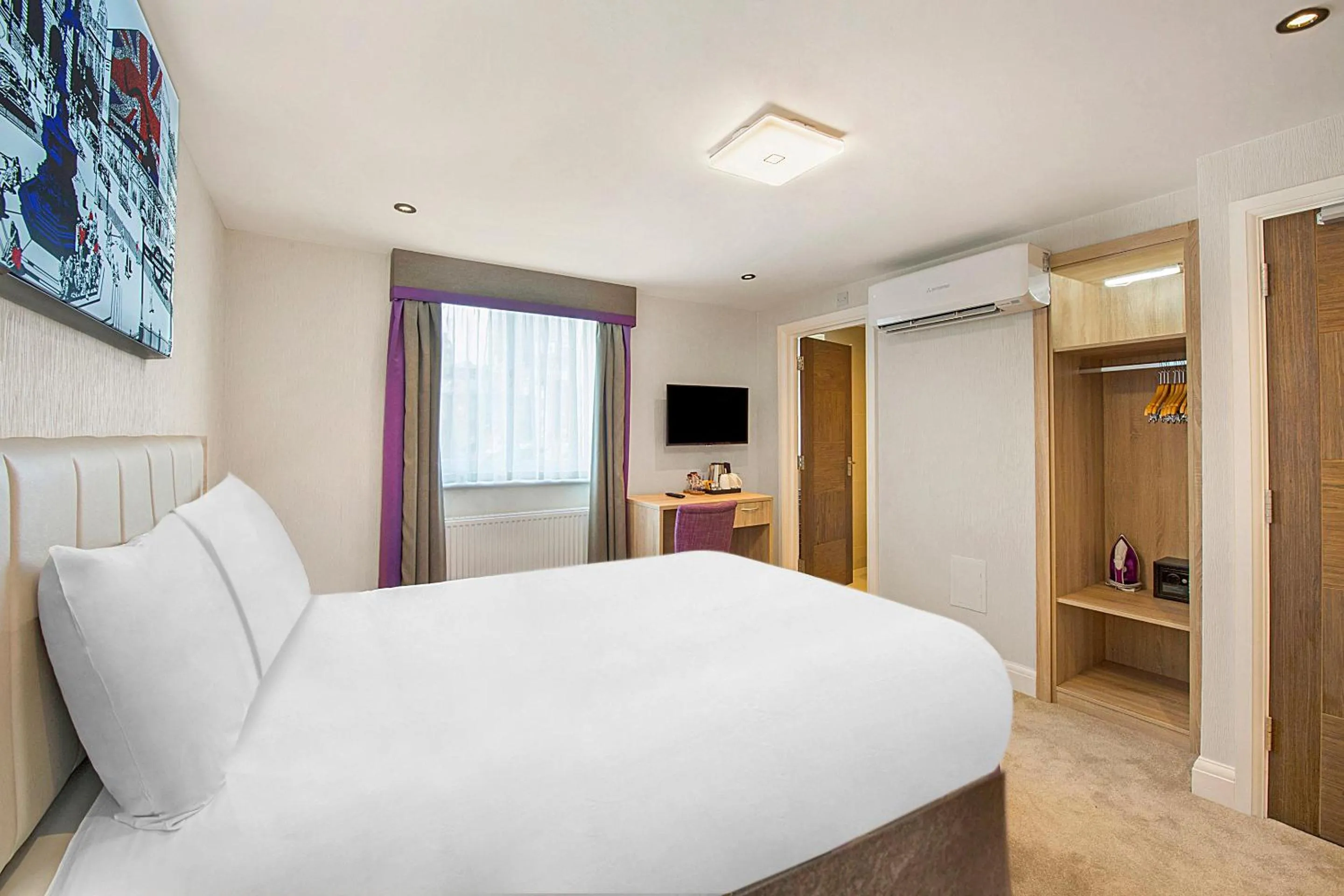 Bedroom in OYO Townhouse 30 Sussex Hotel, London Paddington