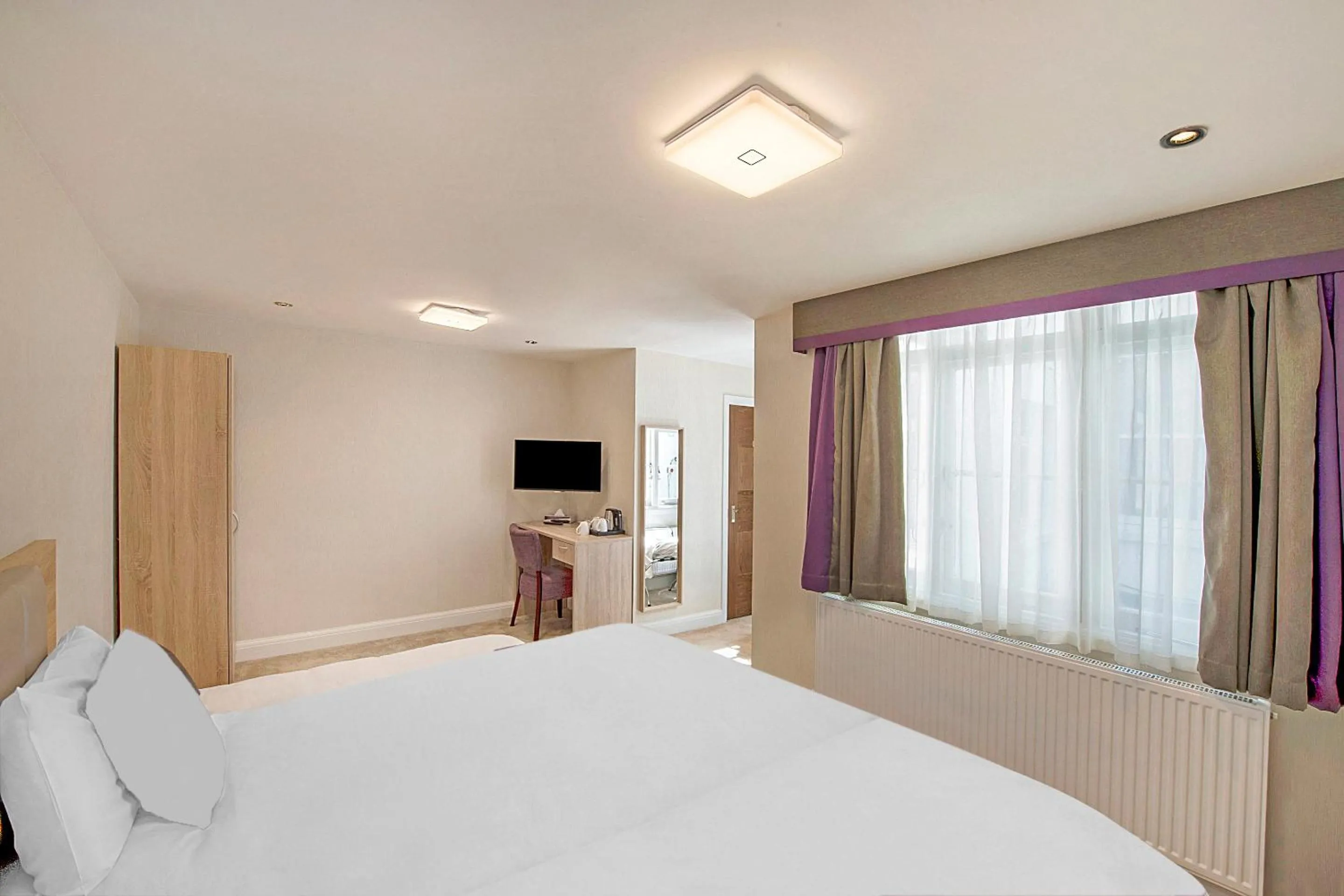 Bedroom in OYO Townhouse 30 Sussex Hotel, London Paddington