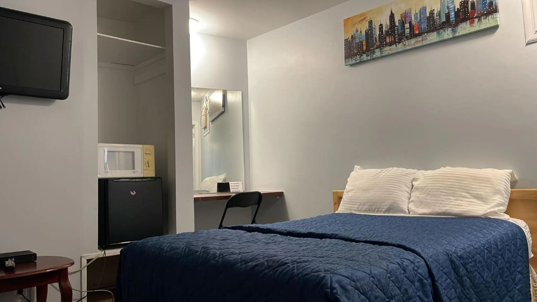 Bathroom, Bed in Bel-Air Motel