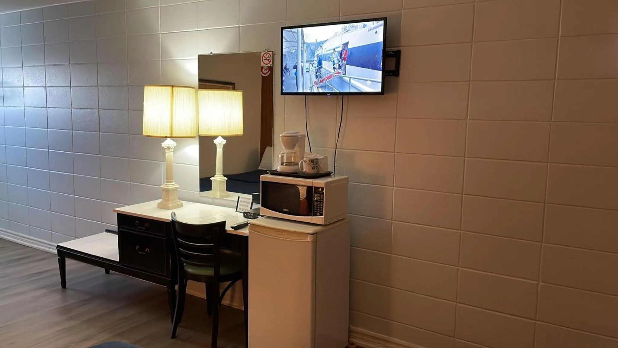 TV and multimedia in Bel-Air Motel