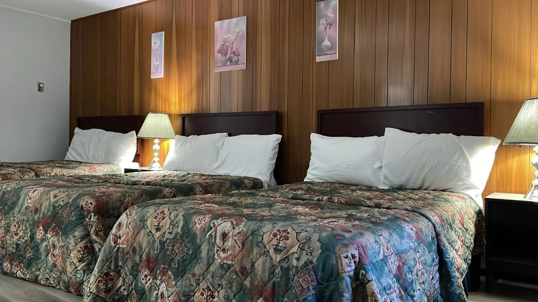 Bed in Bel-Air Motel