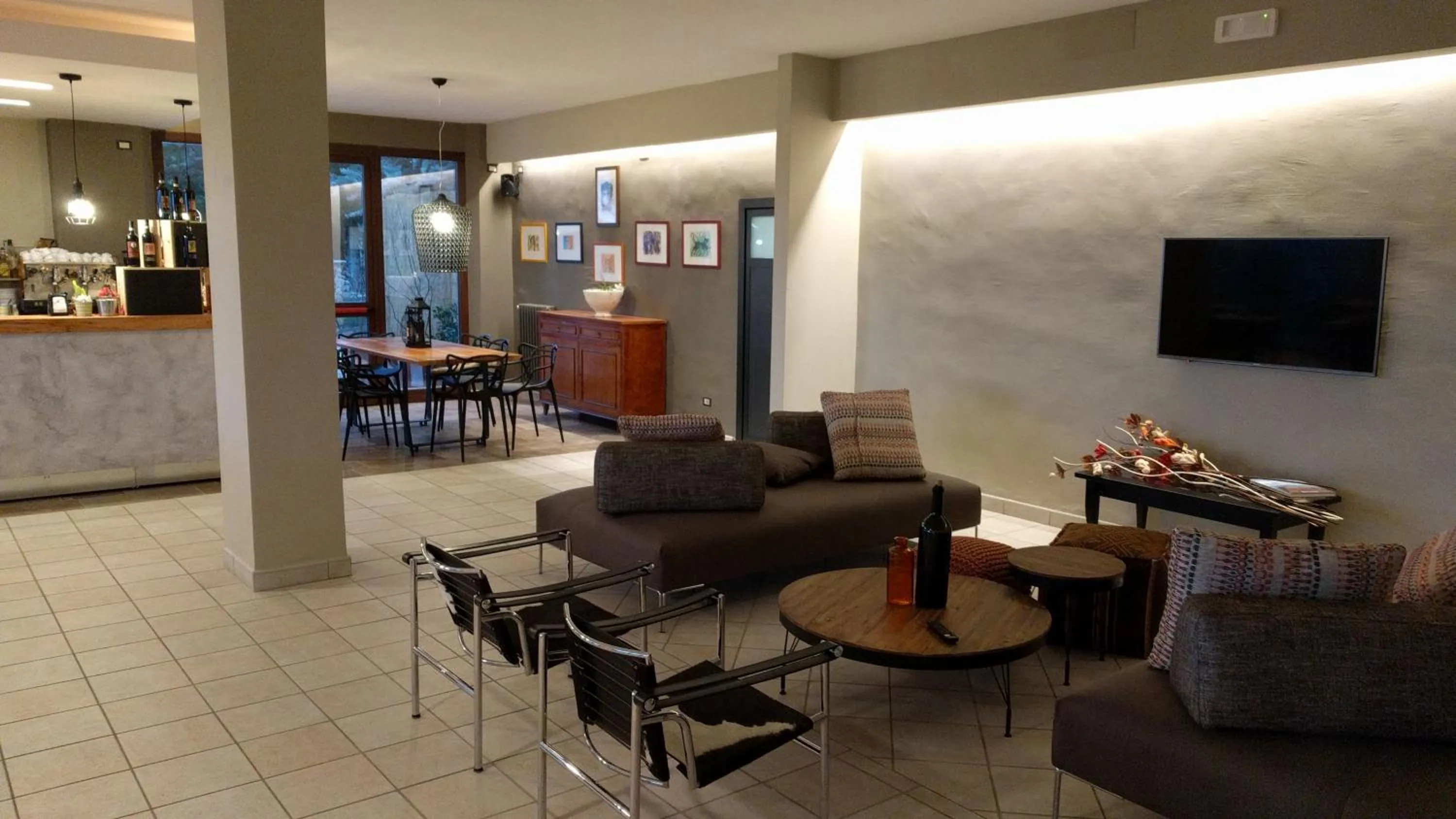 Communal lounge/ TV room in AgriHotel Villa Ambra