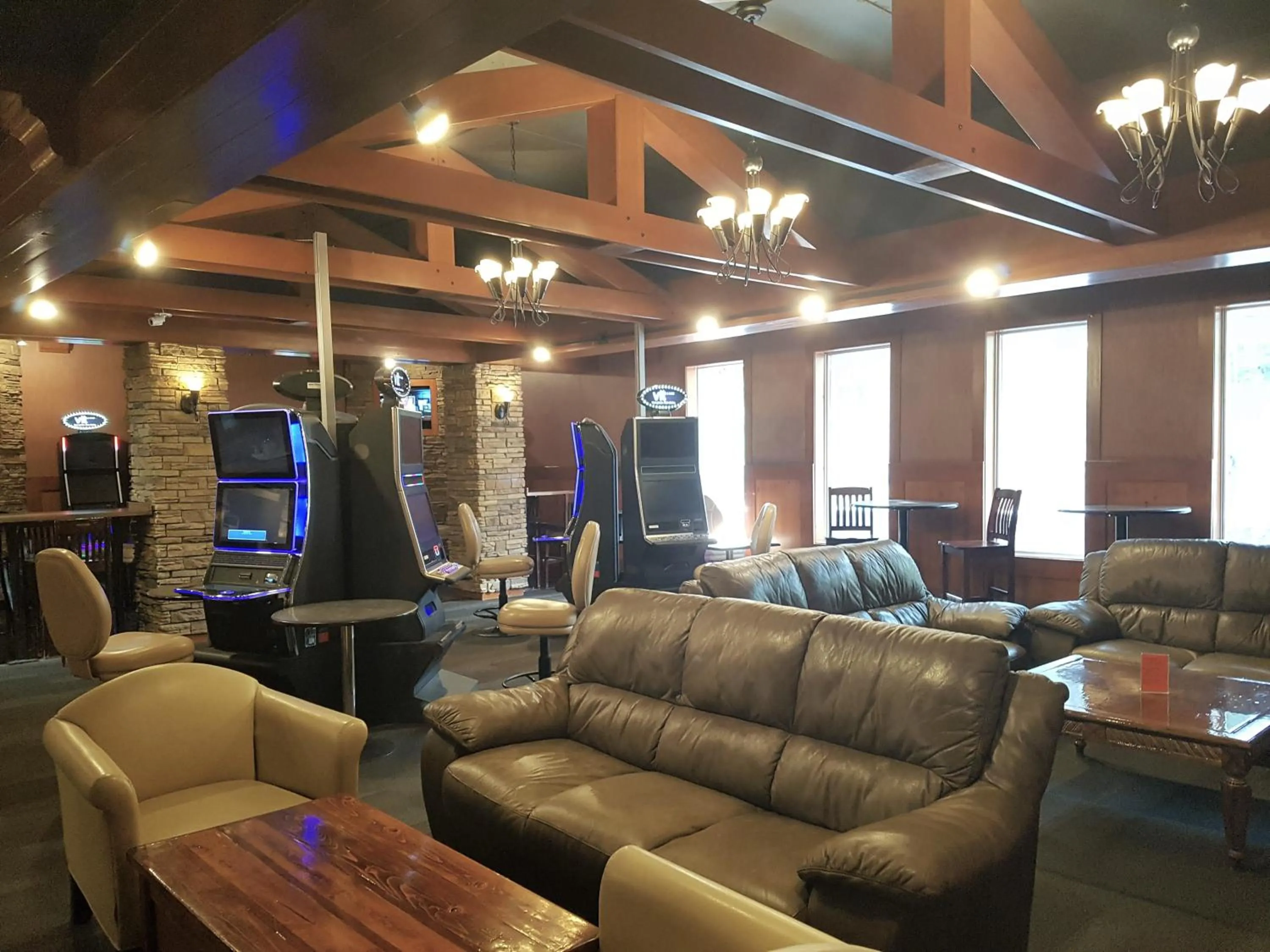 Communal lounge/ TV room in Twin Pine Inn & Suites