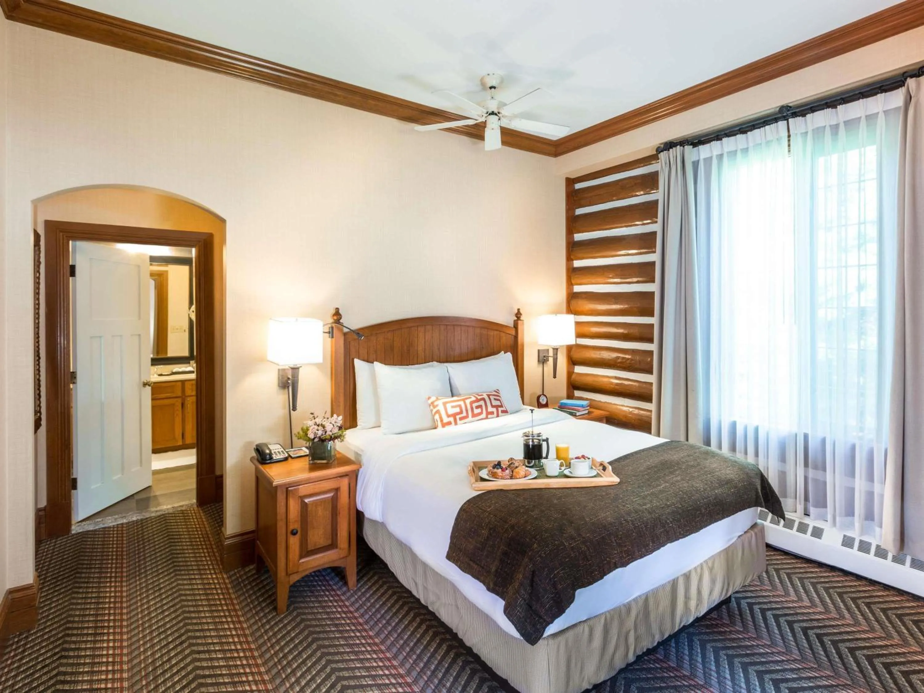 Bedroom, Bed in Fairmont Jasper Park Lodge