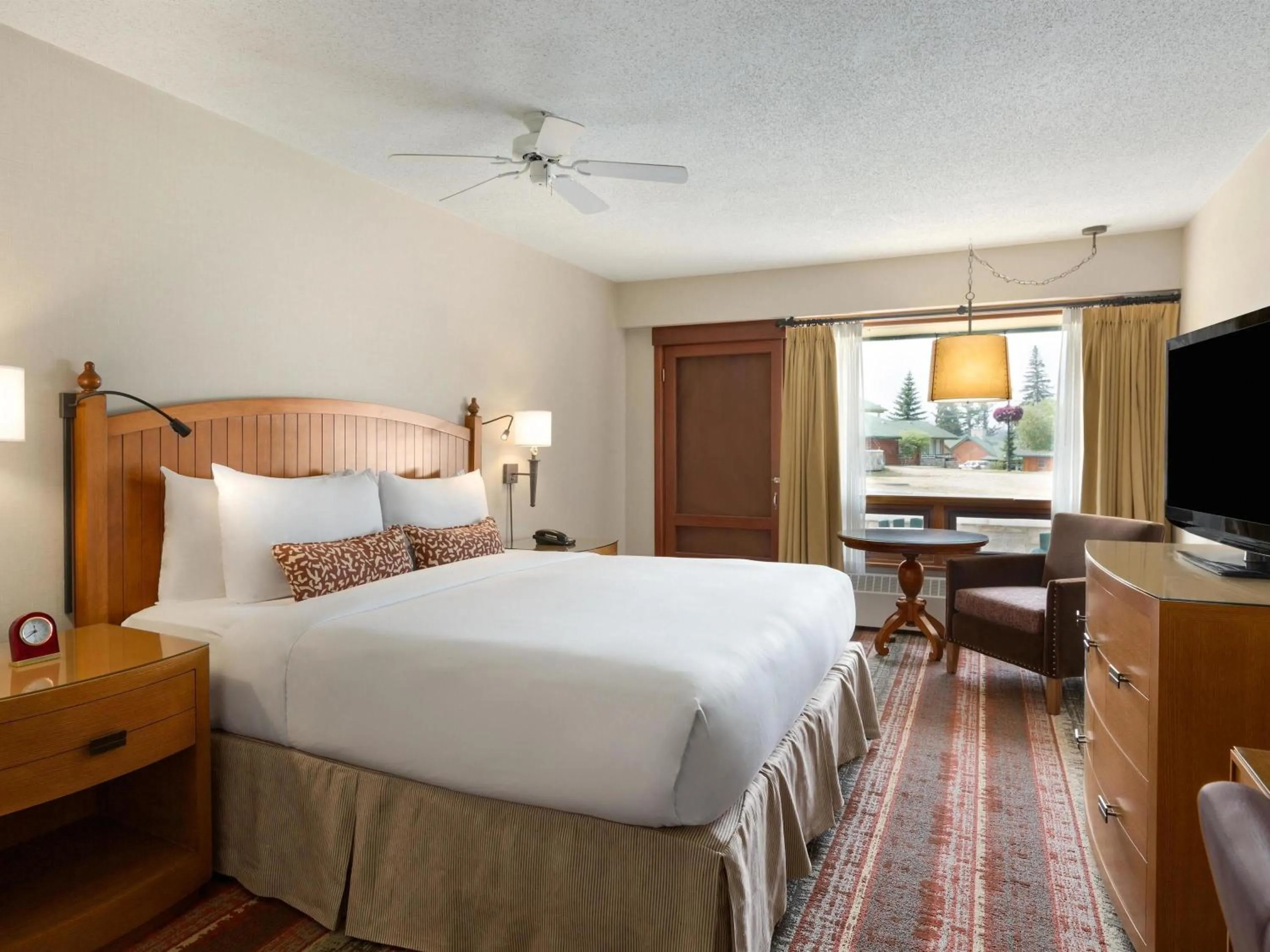 Bedroom, Bed in Fairmont Jasper Park Lodge