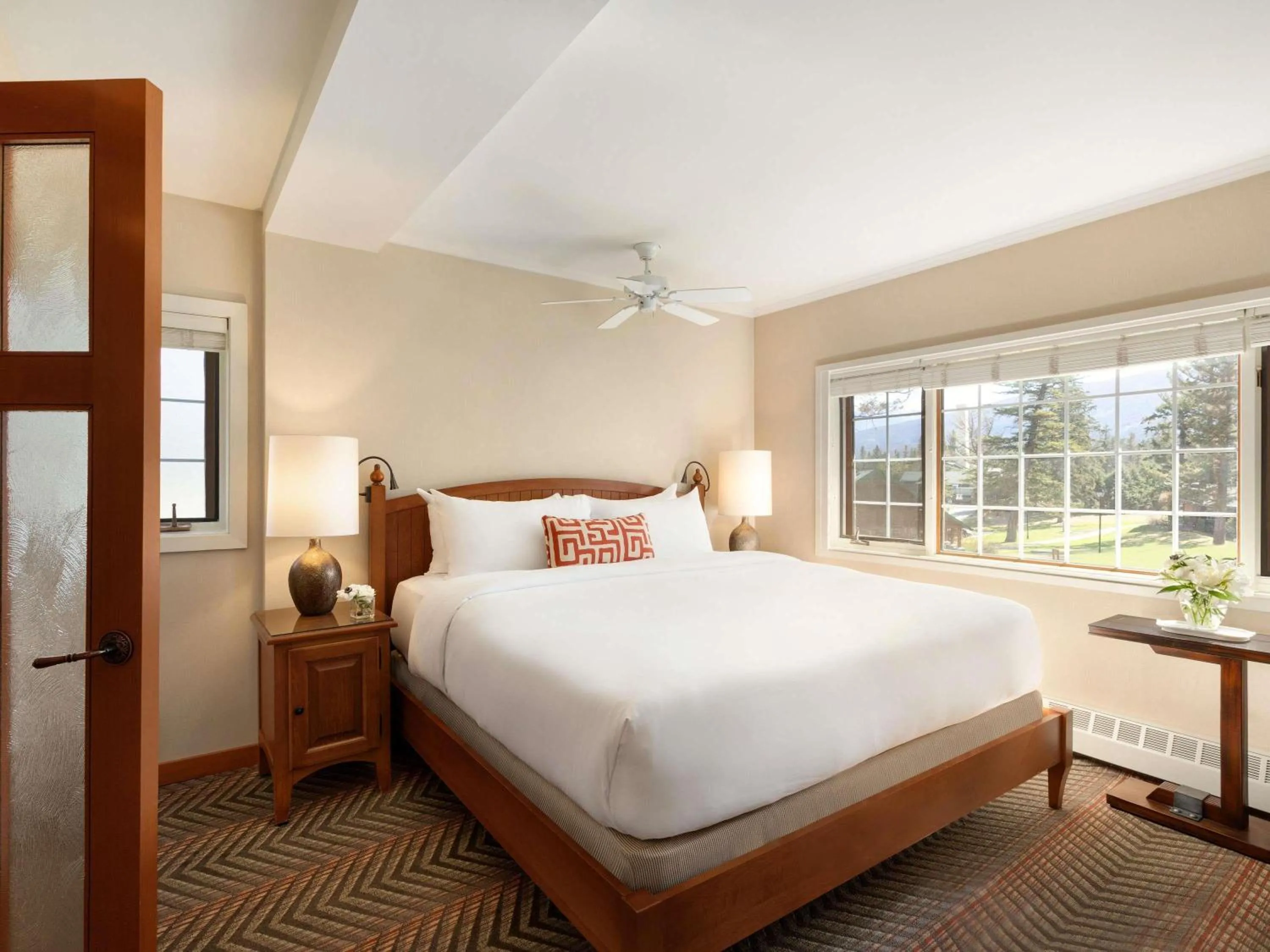 Bedroom, Bed in Fairmont Jasper Park Lodge