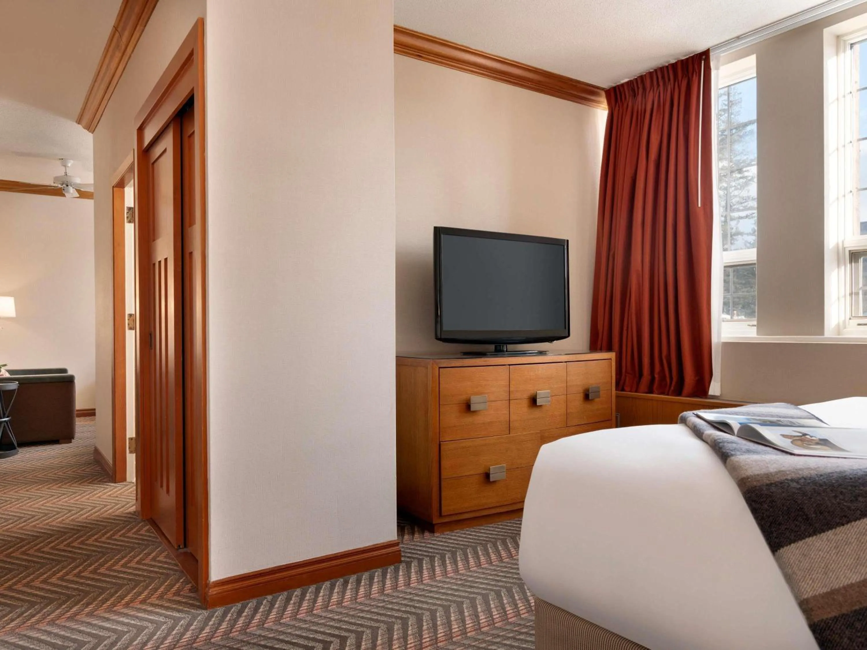 Bedroom, Bed in Fairmont Jasper Park Lodge