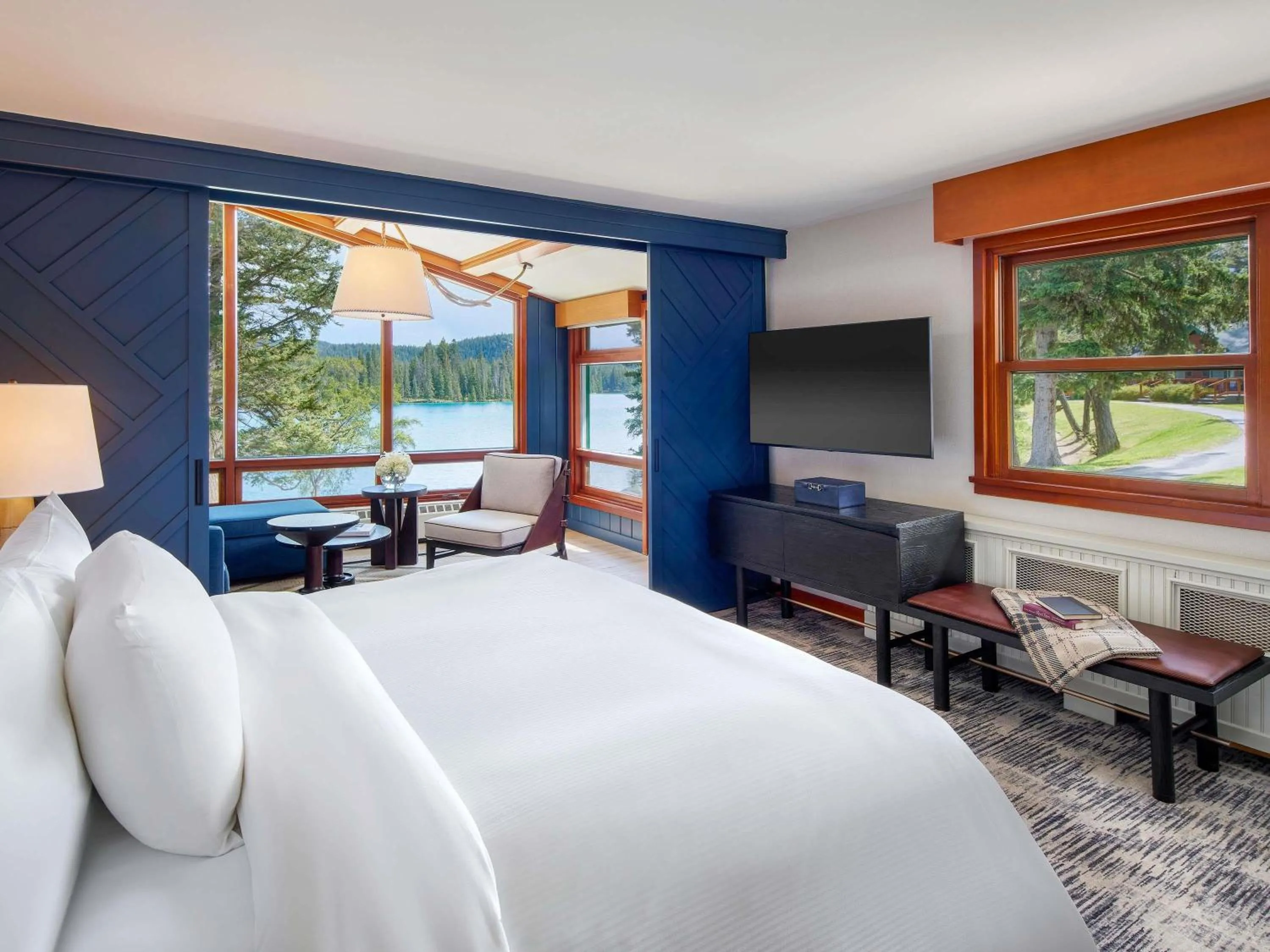 Bedroom, Bed in Fairmont Jasper Park Lodge