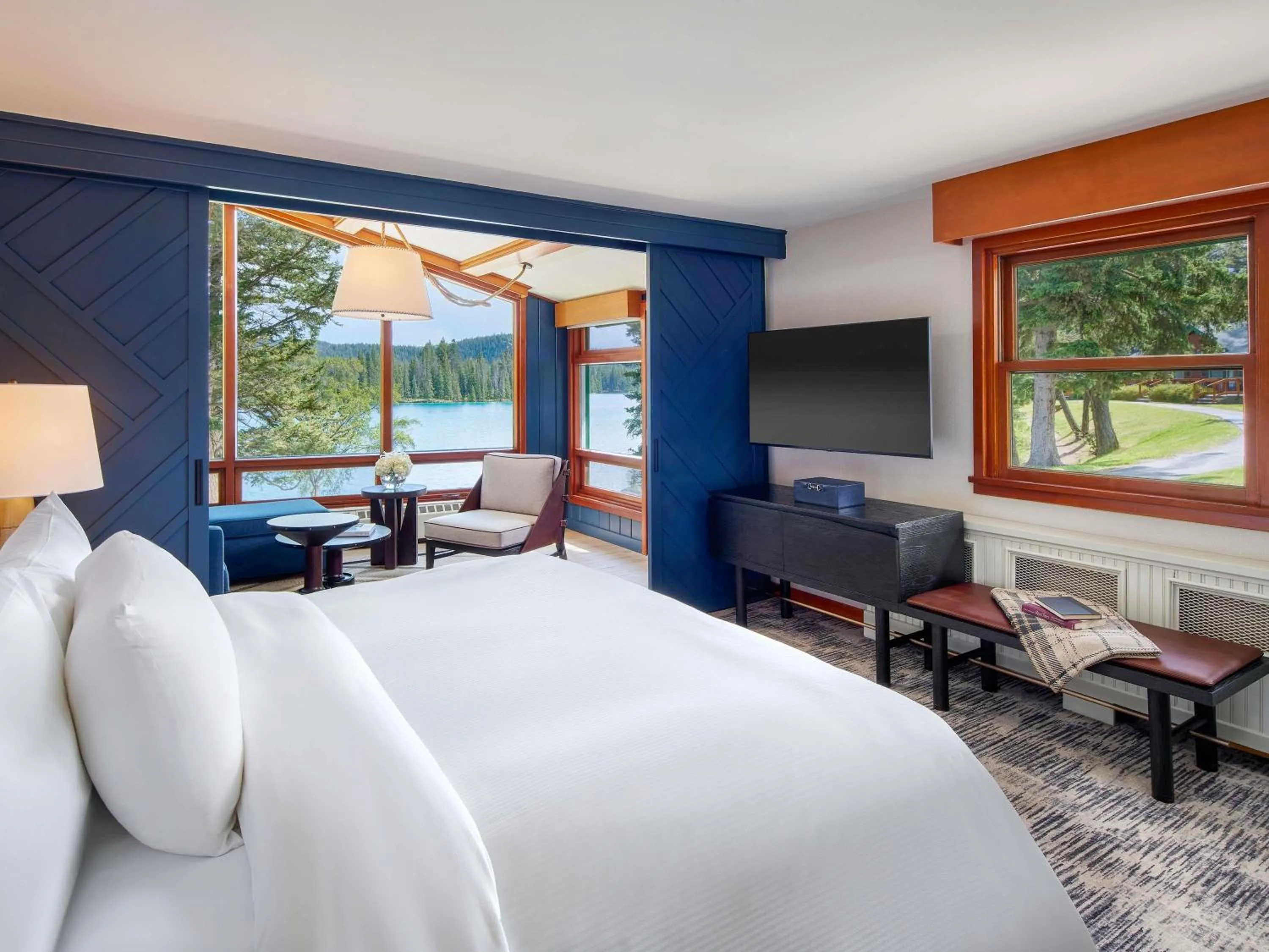 Bedroom, Bed in Fairmont Jasper Park Lodge