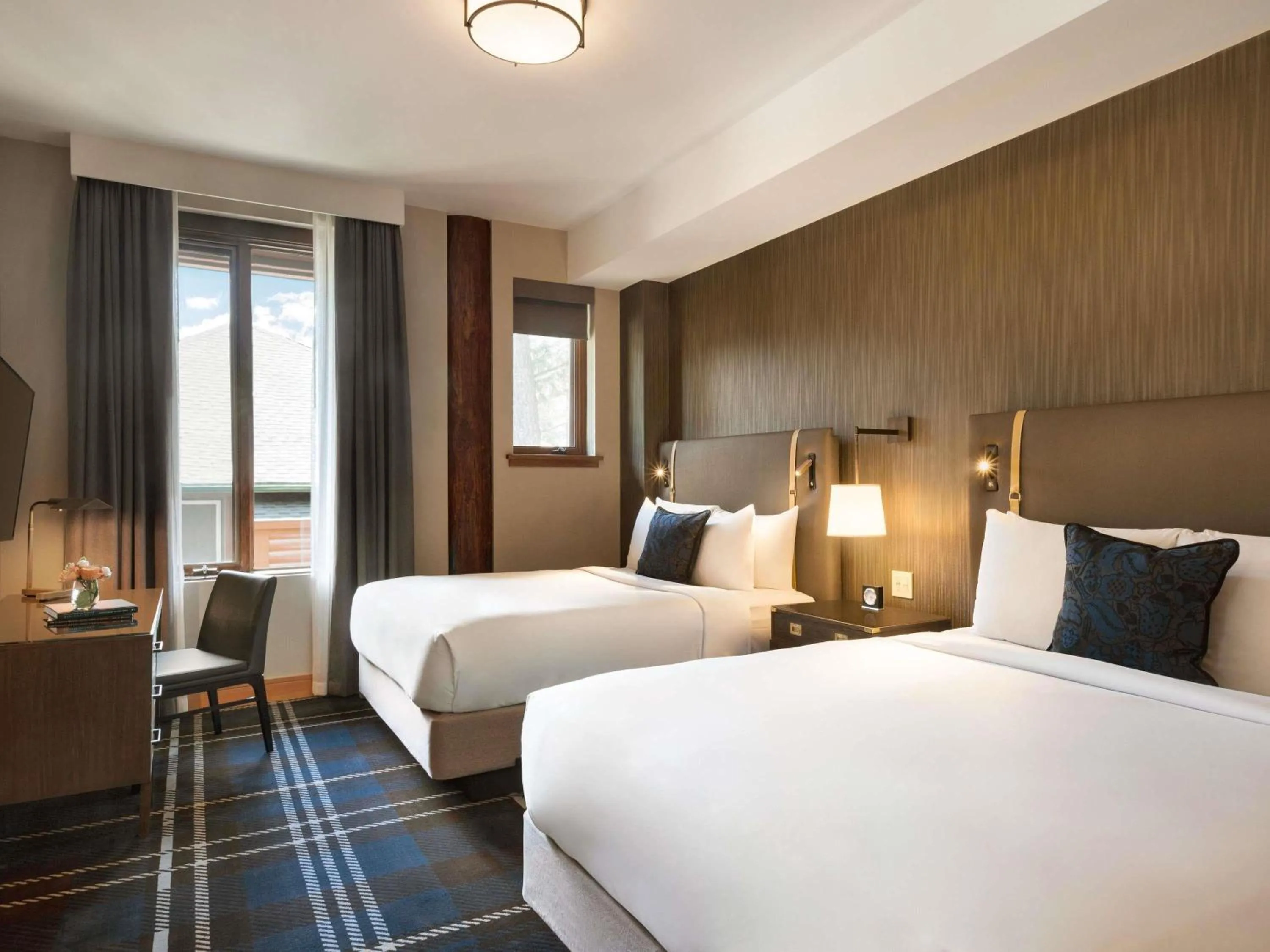 Bedroom, Bed in Fairmont Jasper Park Lodge