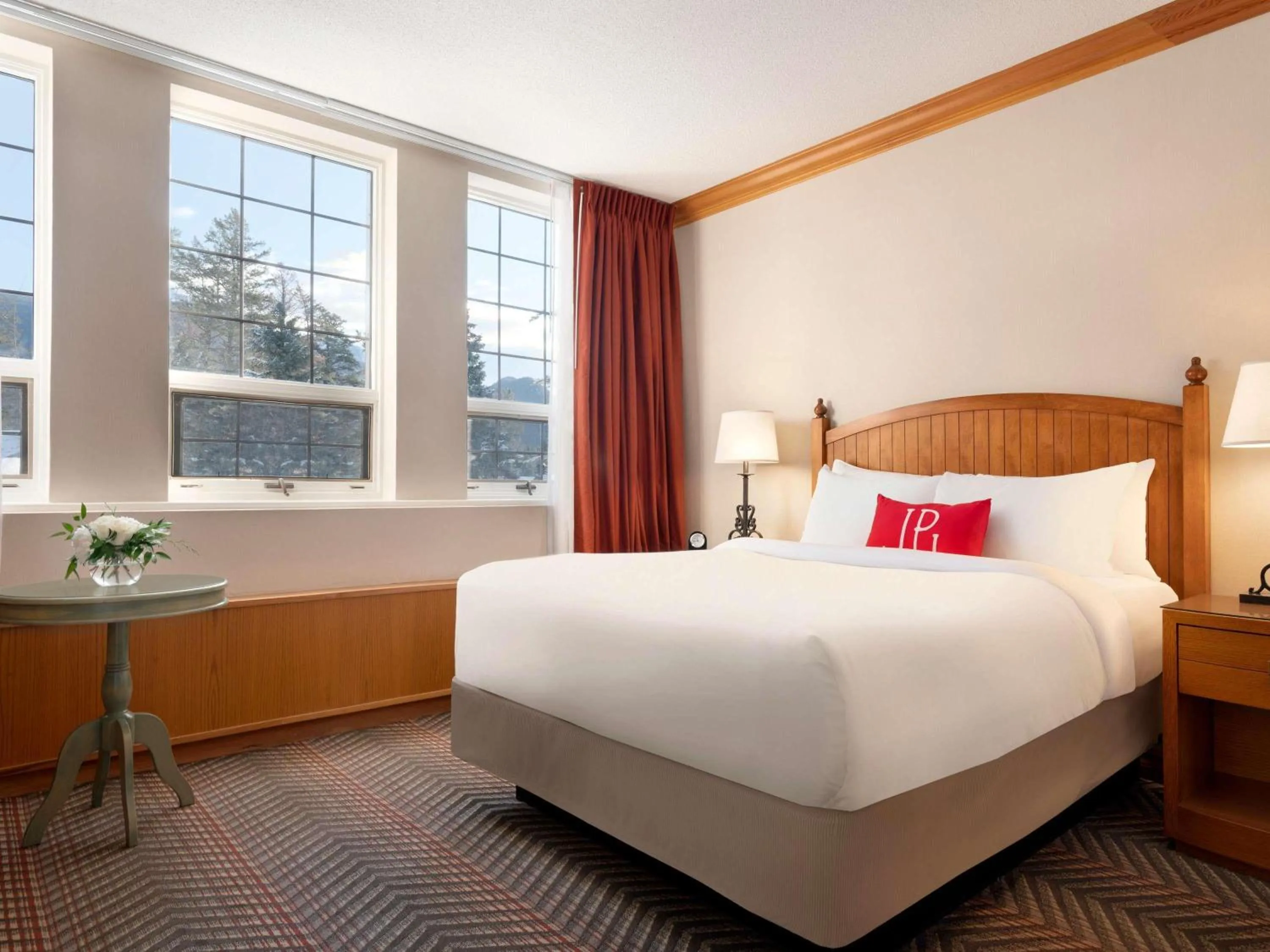 Bedroom, Bed in Fairmont Jasper Park Lodge