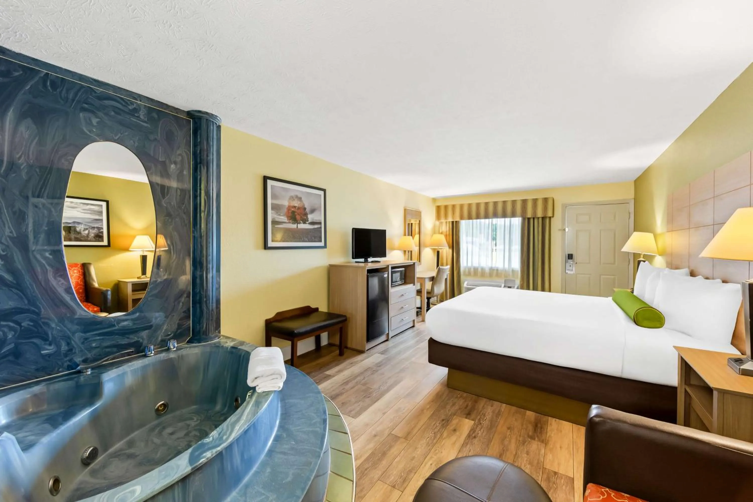 Bedroom, Bed in Best Western Dayton