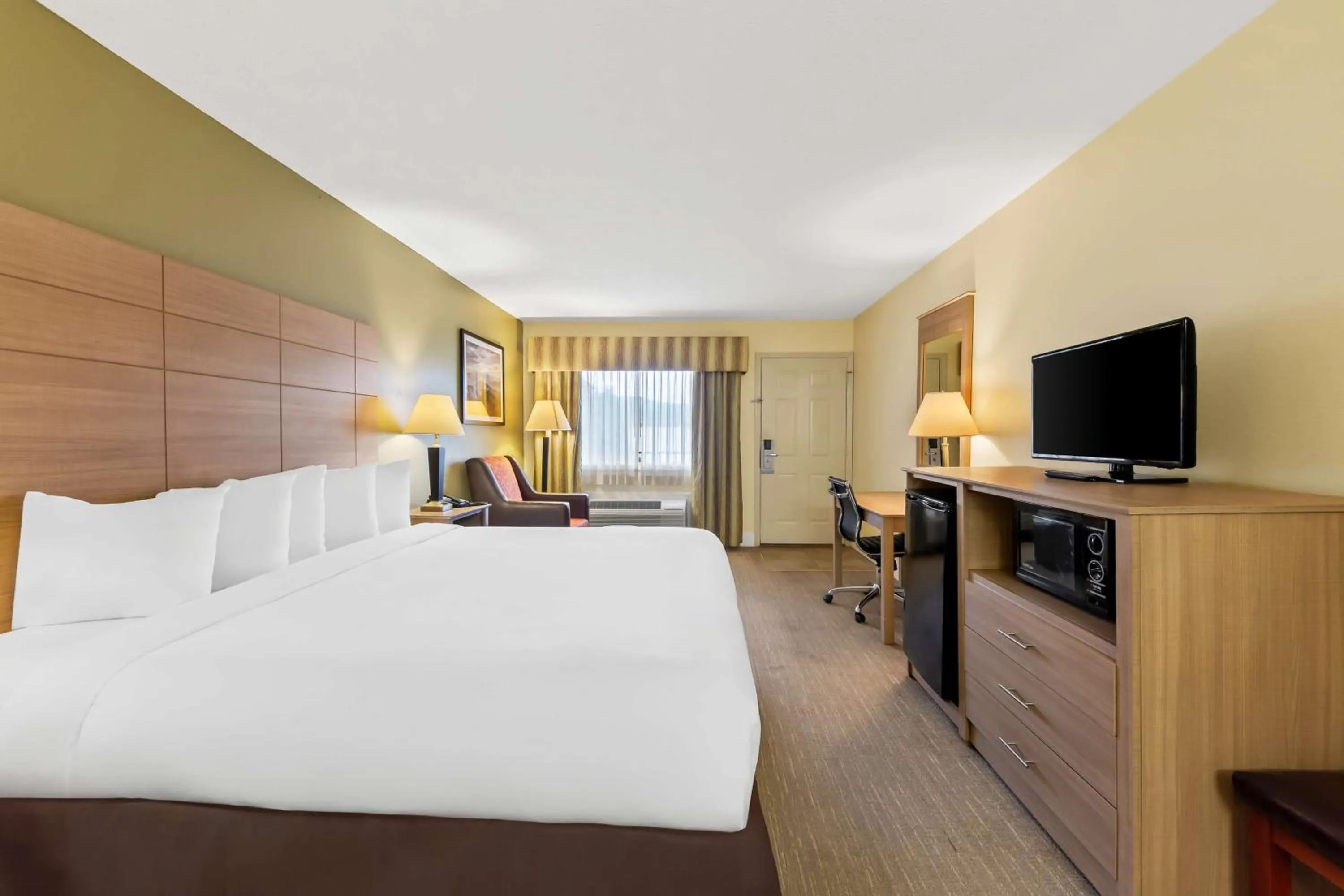 Bedroom, Bed in Best Western Dayton