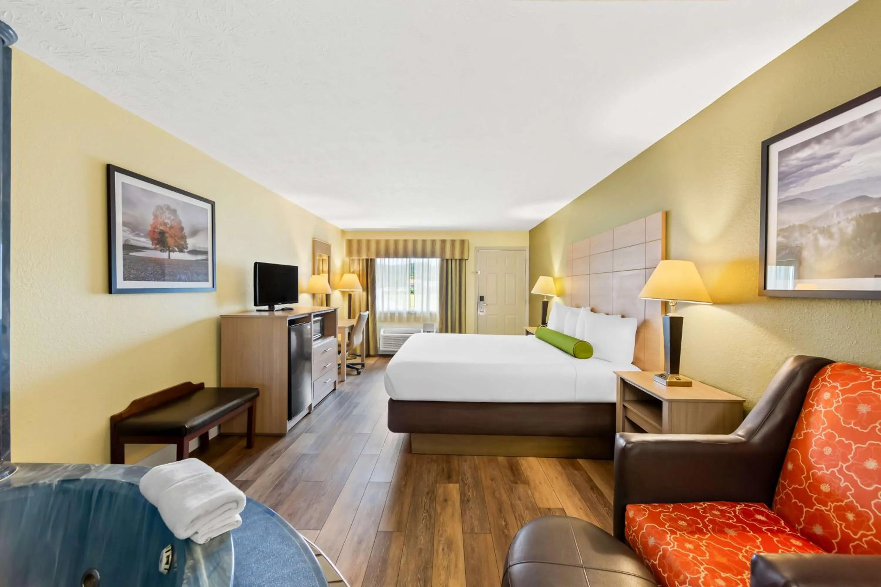 Bedroom, Bed in Best Western Dayton