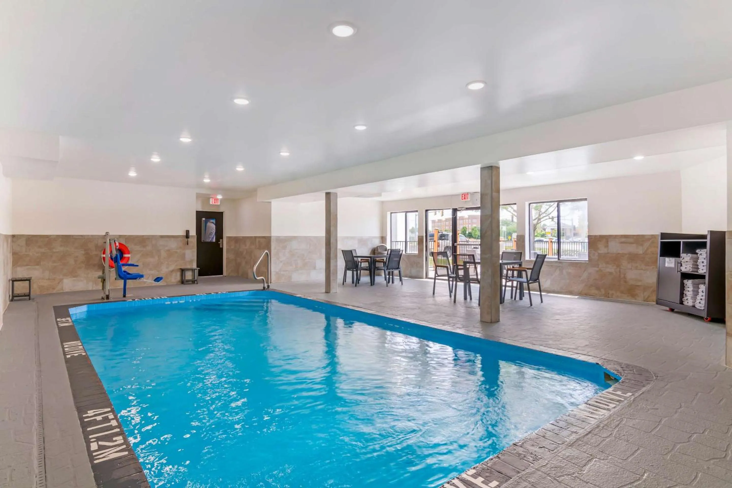 Swimming pool in Sleep Inn Olathe - Kansas City