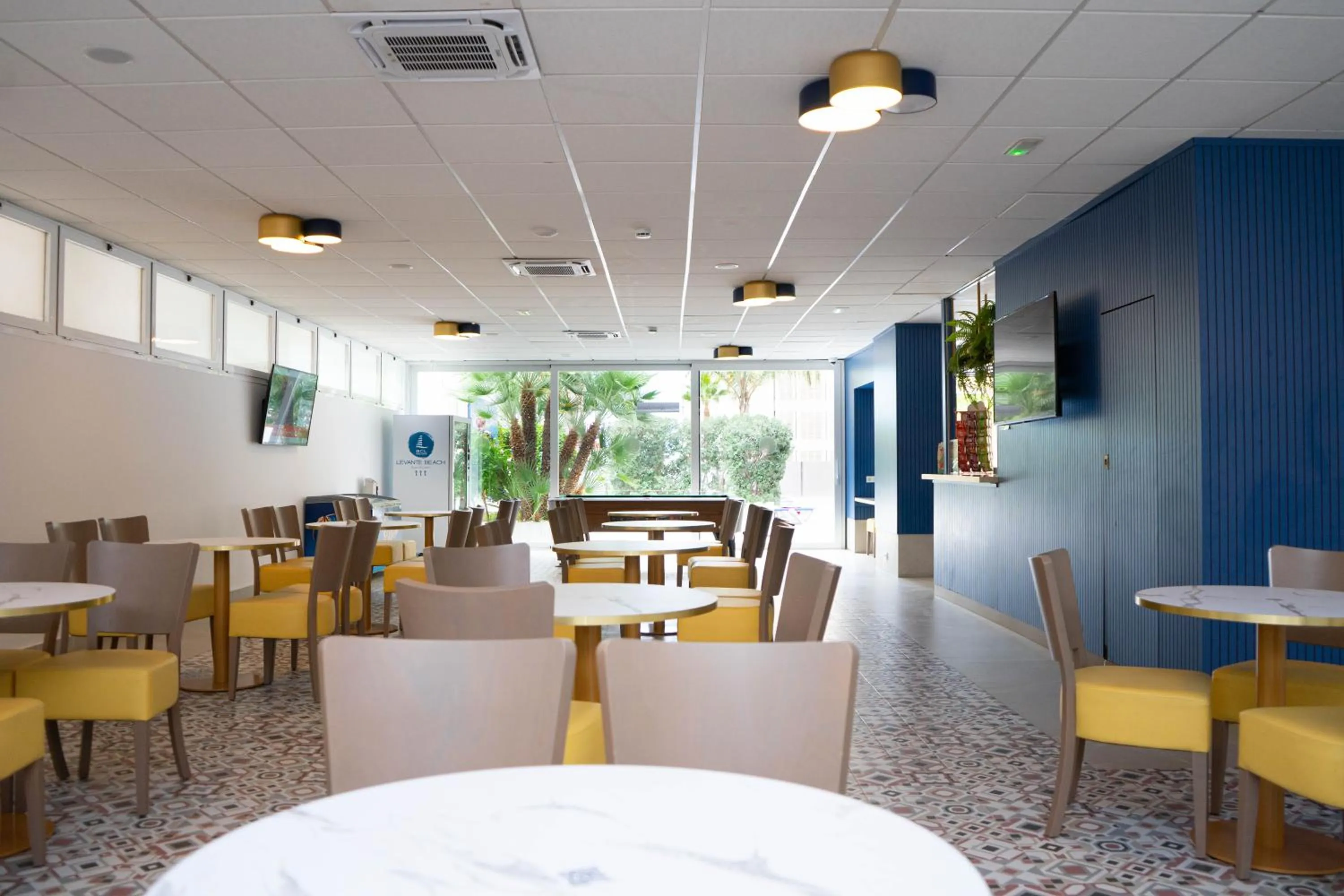 Communal lounge/ TV room in Aparthotel BCL Levante Beach