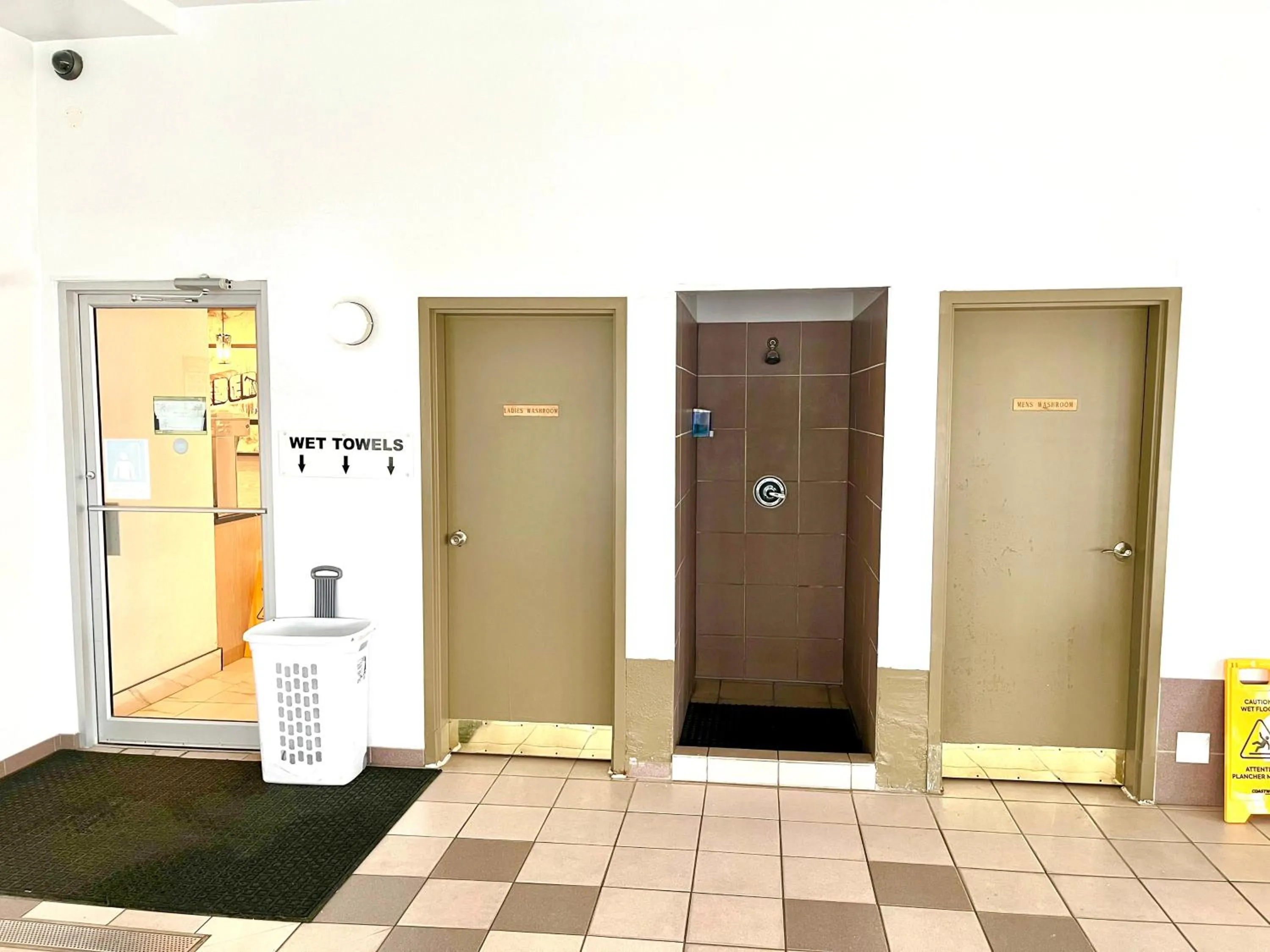 Public Bath in Super 8 by Wyndham Hinton