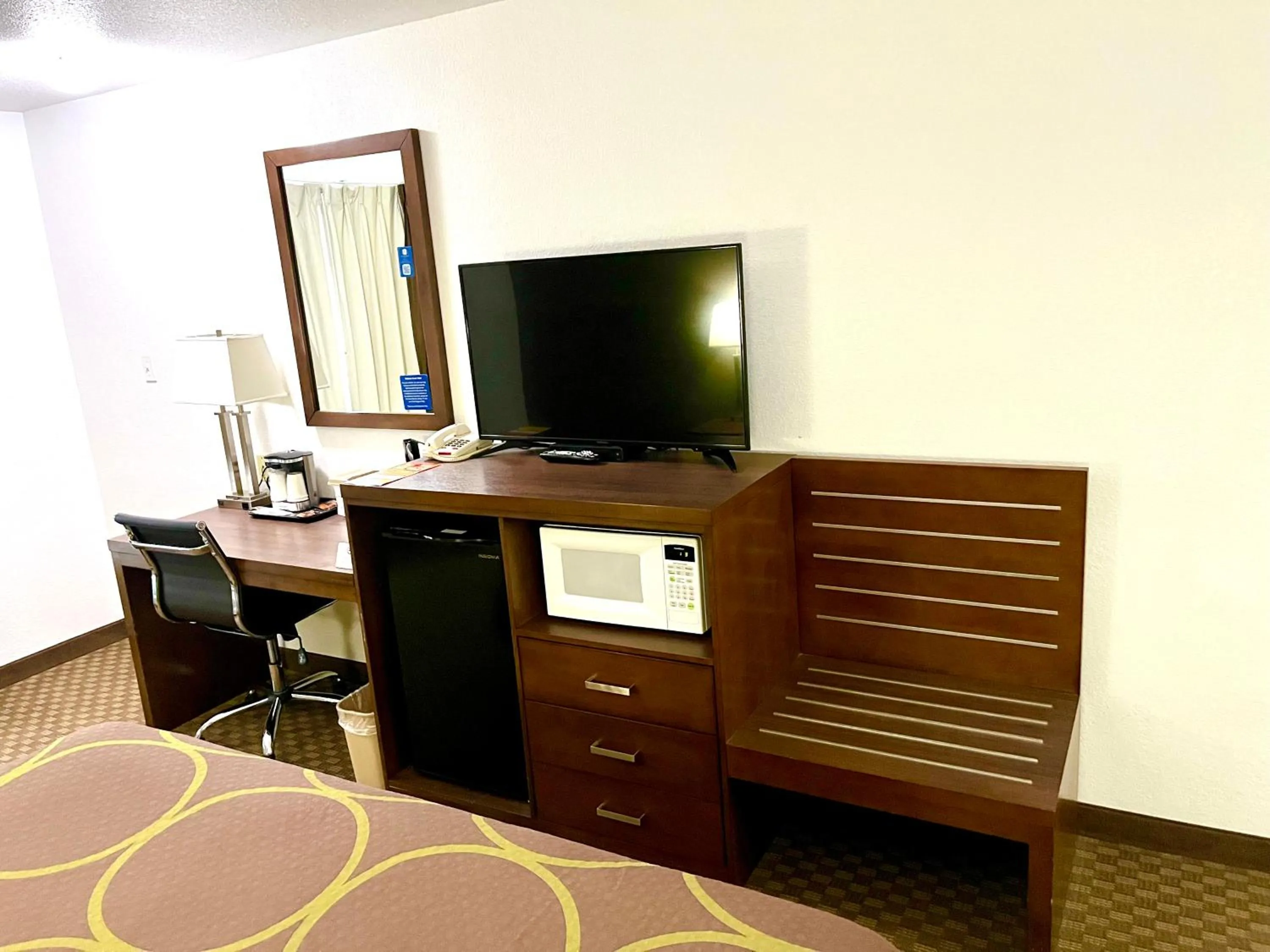 room service in Super 8 by Wyndham Hinton