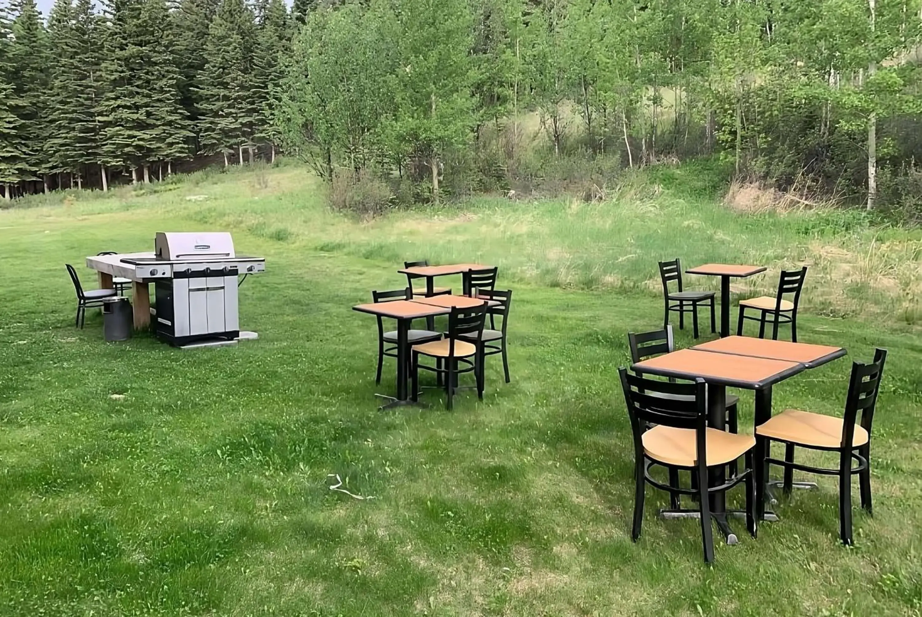 BBQ facilities in Super 8 by Wyndham Hinton-Free Breakfast,Wifi,Parking BBQ facilities in Super 8 by Wyndham Hinton-Free Breakfast,Wifi,Parking