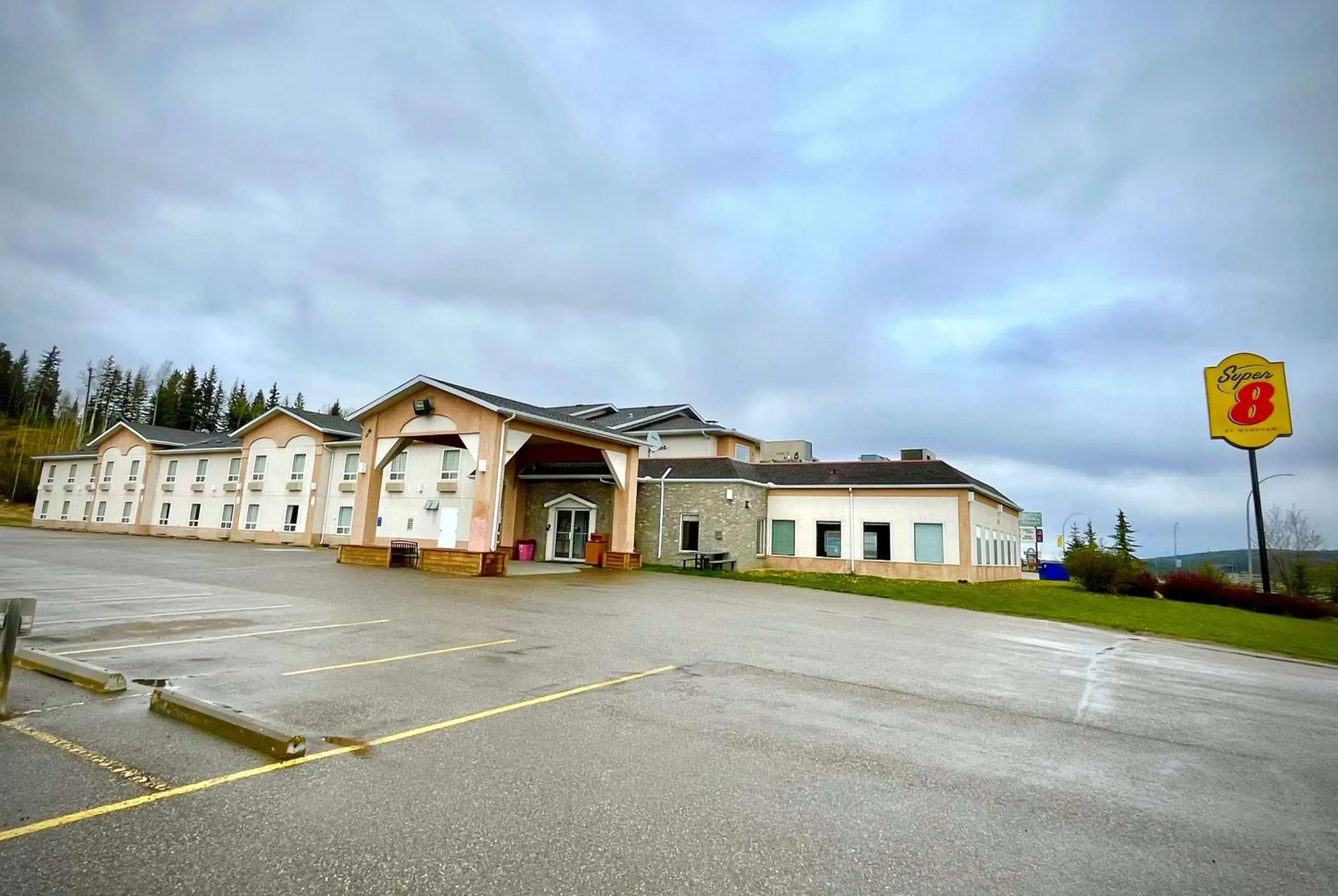 Property building in Super 8 by Wyndham Hinton Property building in Super 8 by Wyndham Hinton