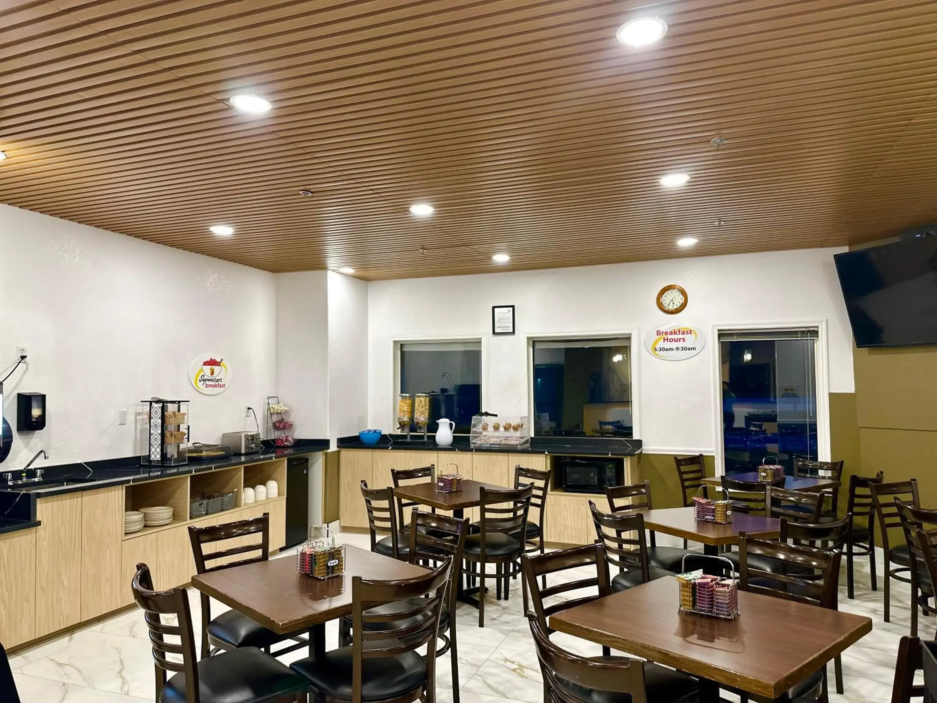 Breakfast in Super 8 by Wyndham Hinton Breakfast in Super 8 by Wyndham Hinton