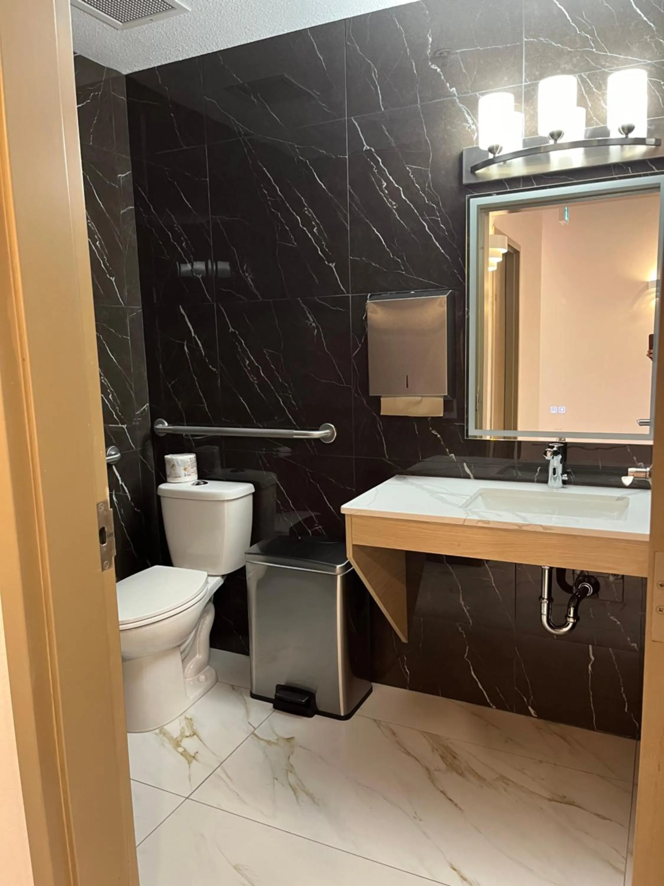 Public Bath in Super 8 by Wyndham Hinton