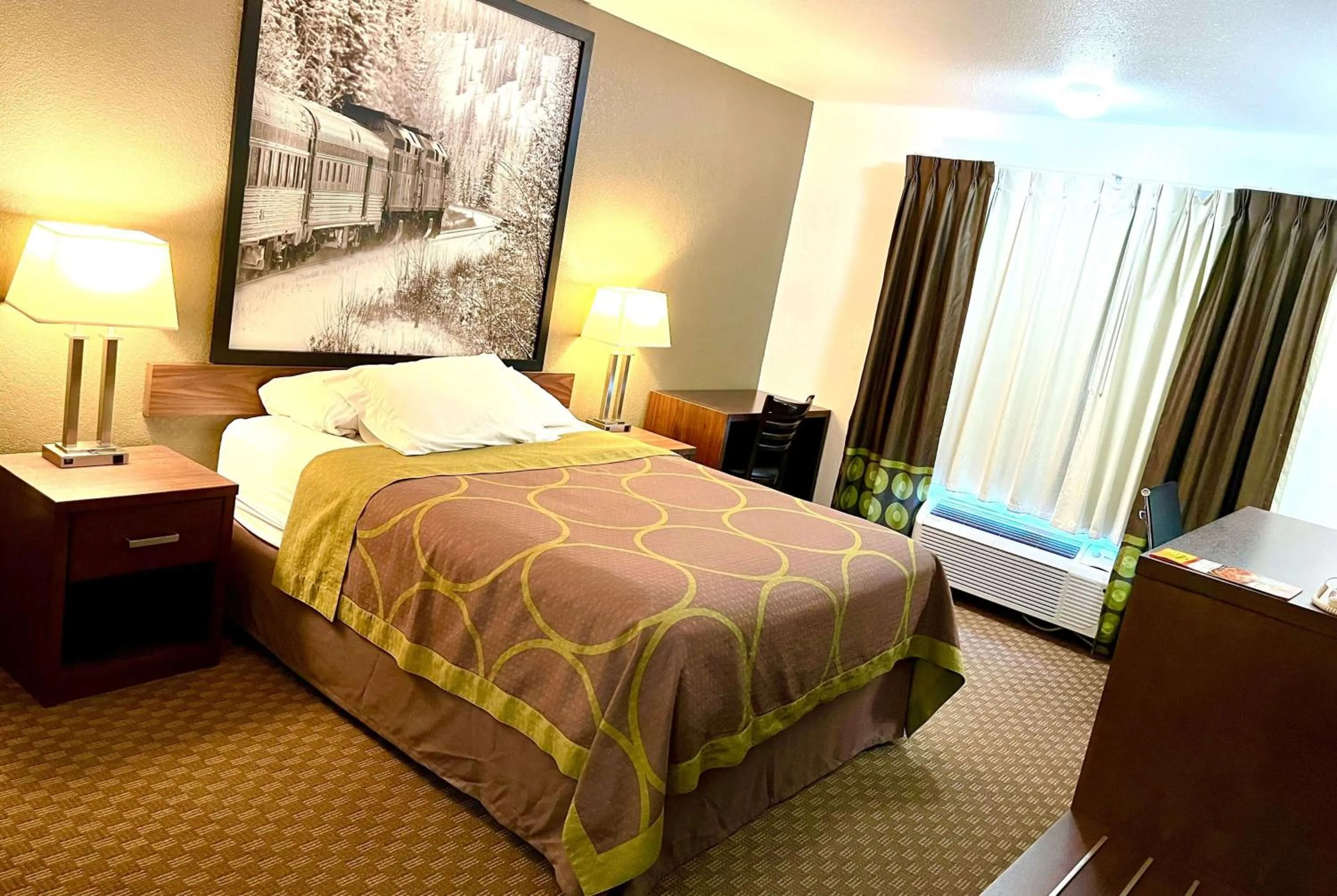 Photo of the whole room, Bed in Super 8 by Wyndham Hinton