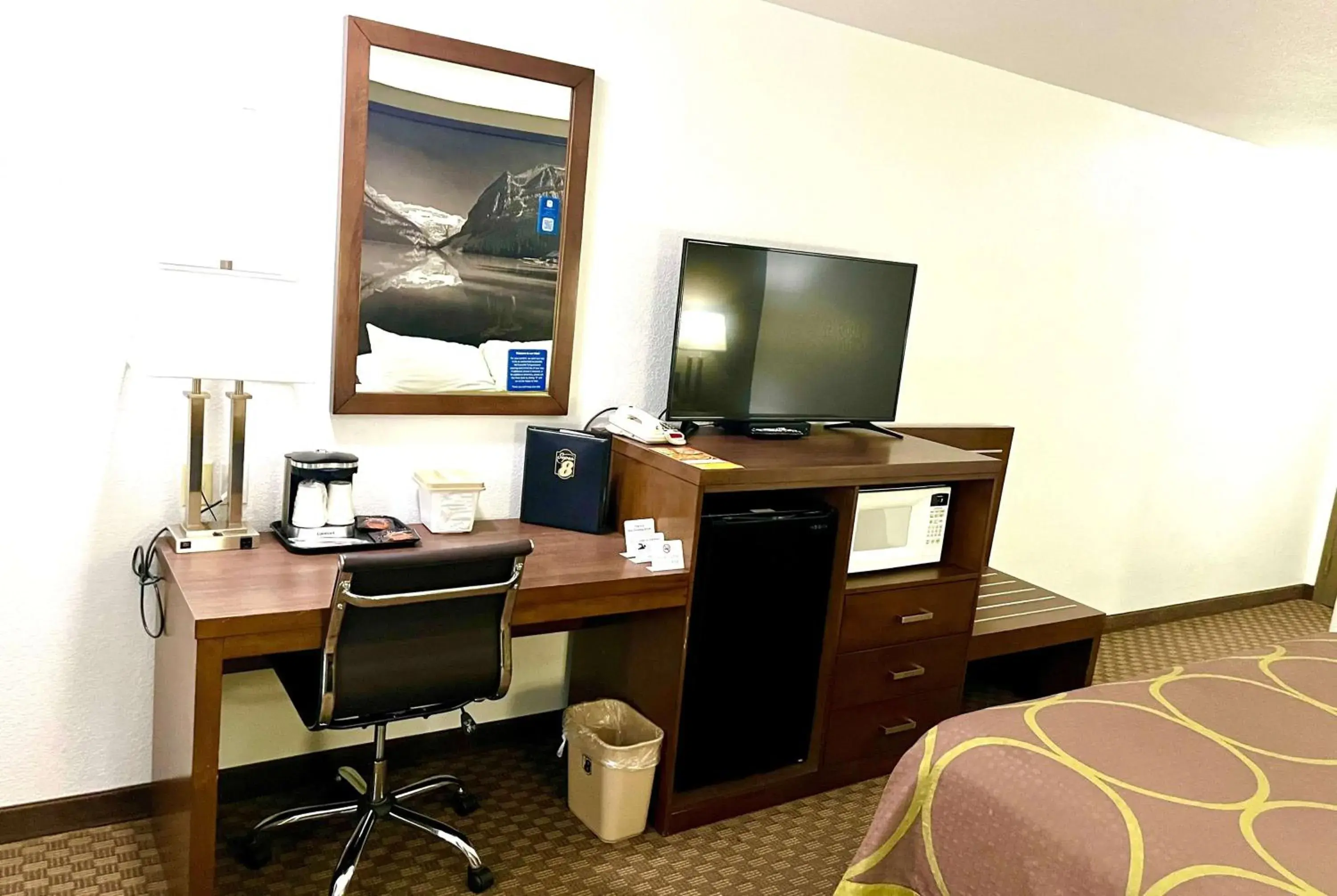 Photo of the whole room in Super 8 by Wyndham Hinton Photo of the whole room in Super 8 by Wyndham Hinton