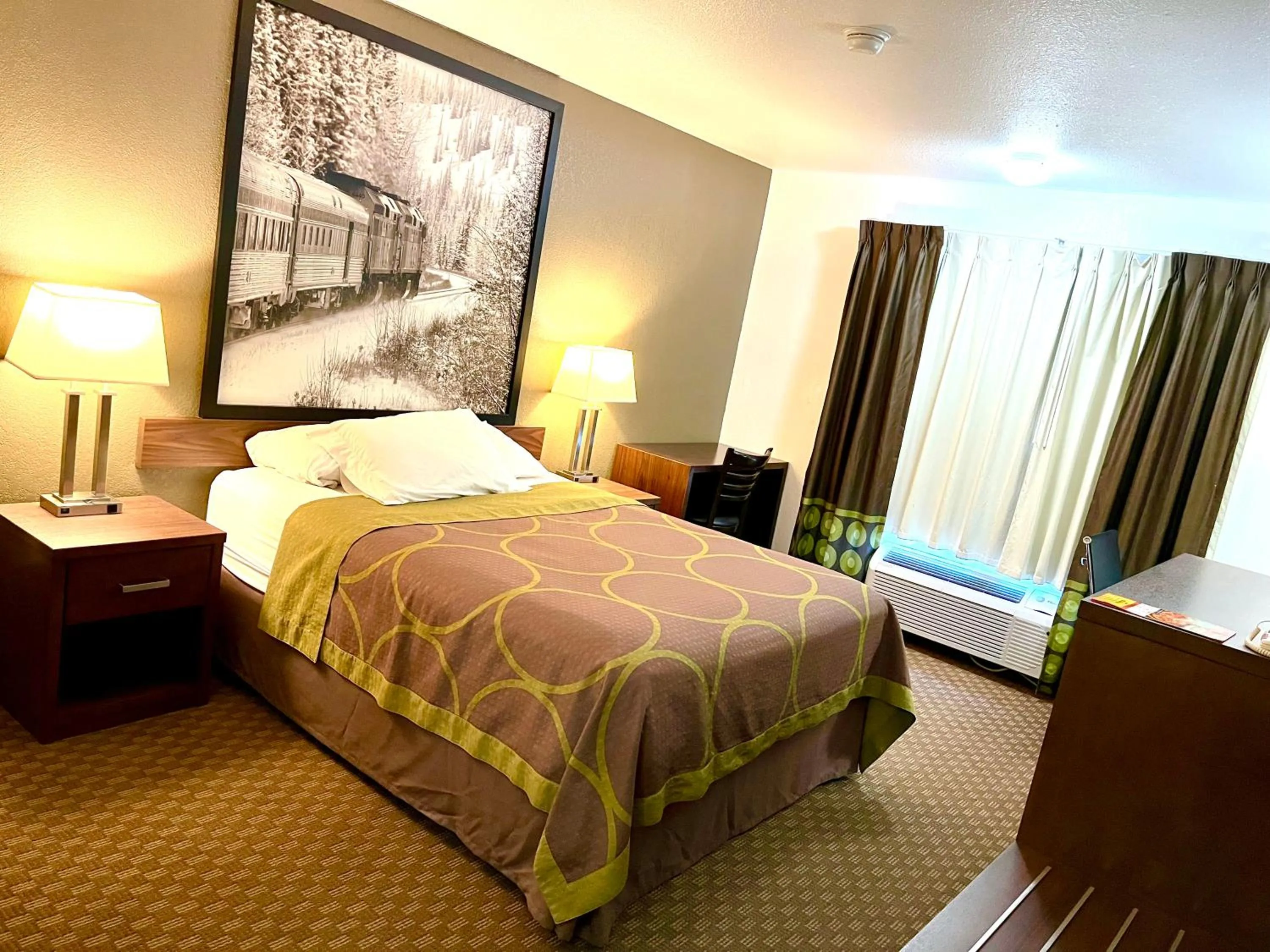 Bedroom, Bed in Super 8 by Wyndham Hinton