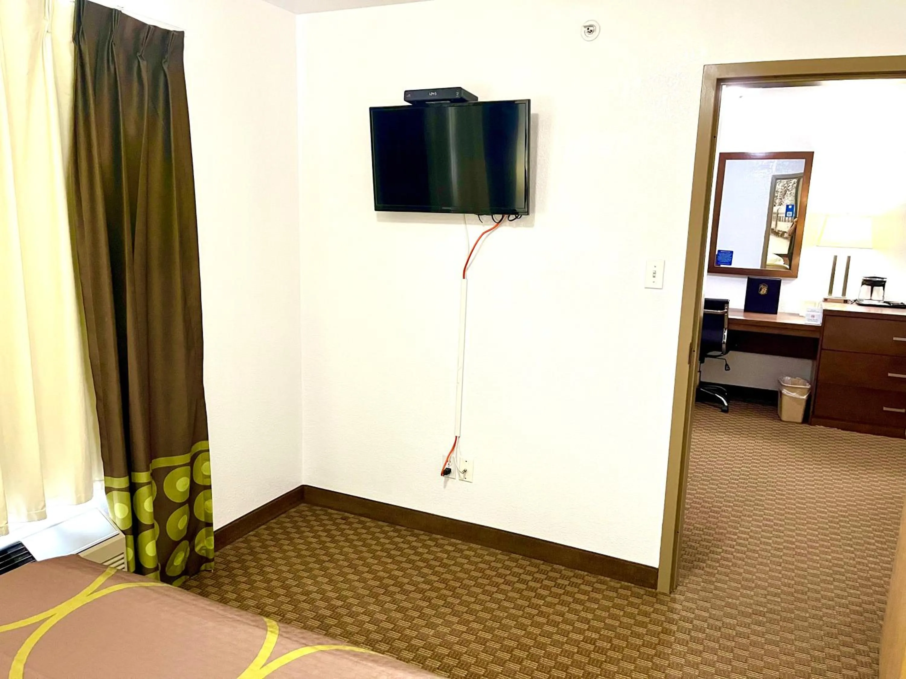 room service, Bed in Super 8 by Wyndham Hinton