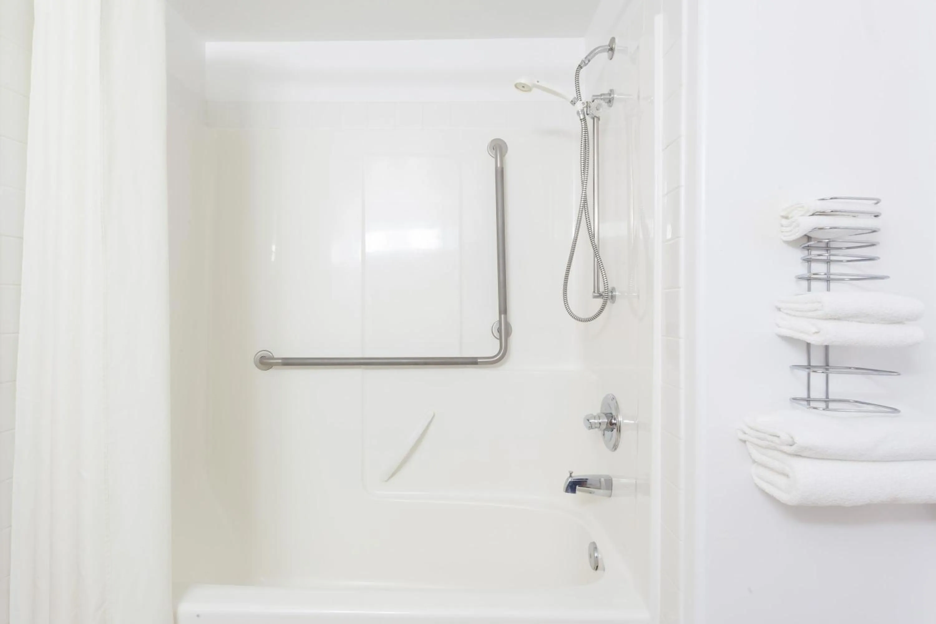 Facility for disabled guests in Super 8 by Wyndham Hinton