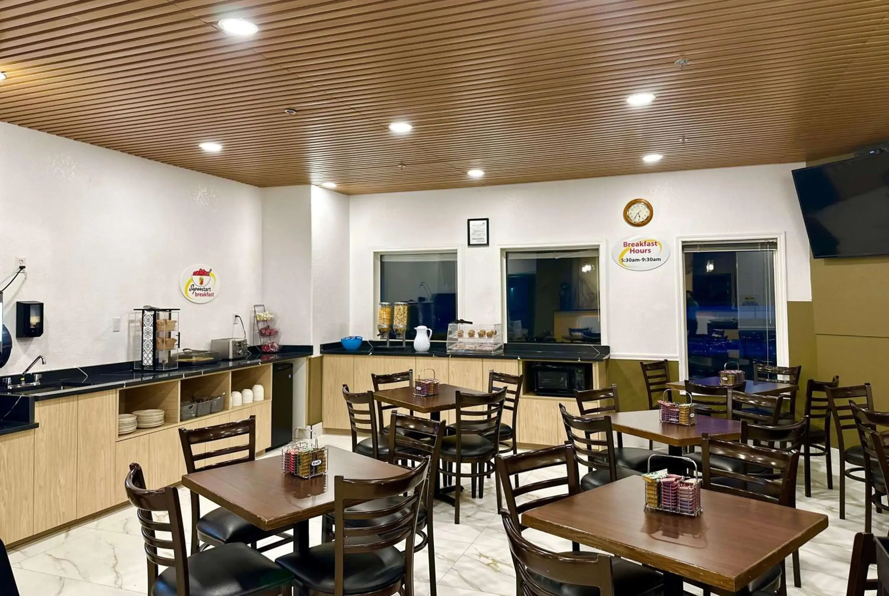 Property building in Super 8 by Wyndham Hinton Property building in Super 8 by Wyndham Hinton