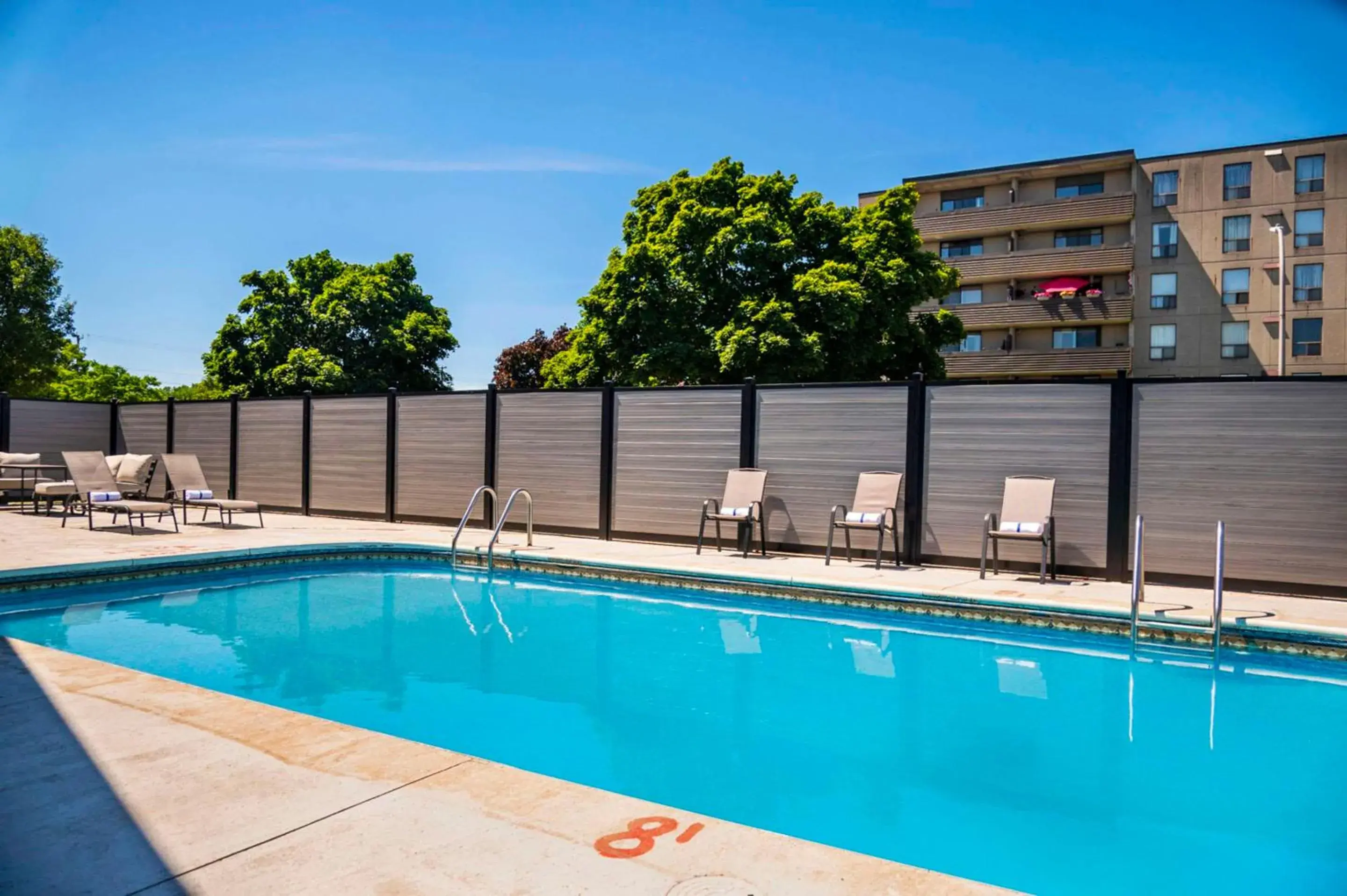 Swimming pool in Quality Inn Swimming pool in Quality Inn