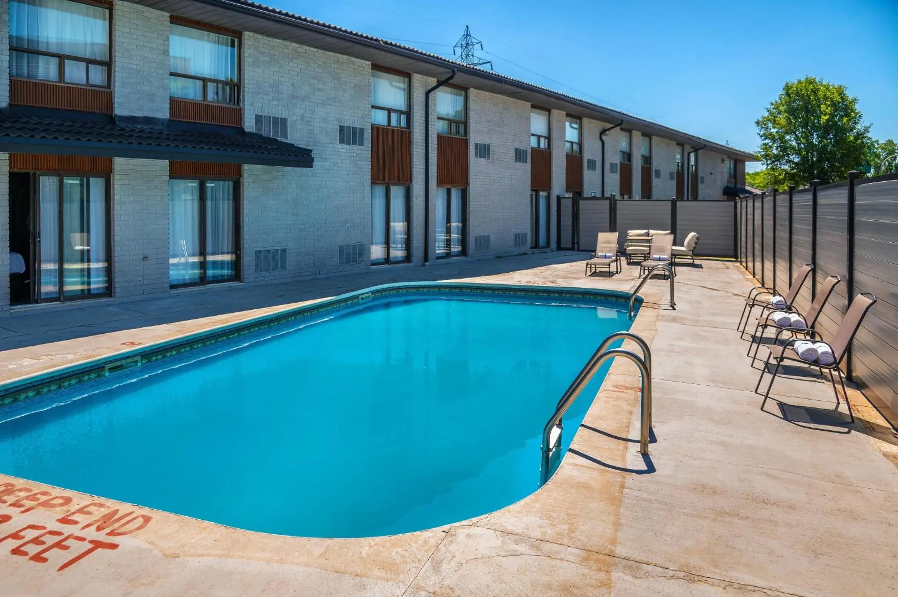 Swimming pool in Quality Inn Swimming pool in Quality Inn