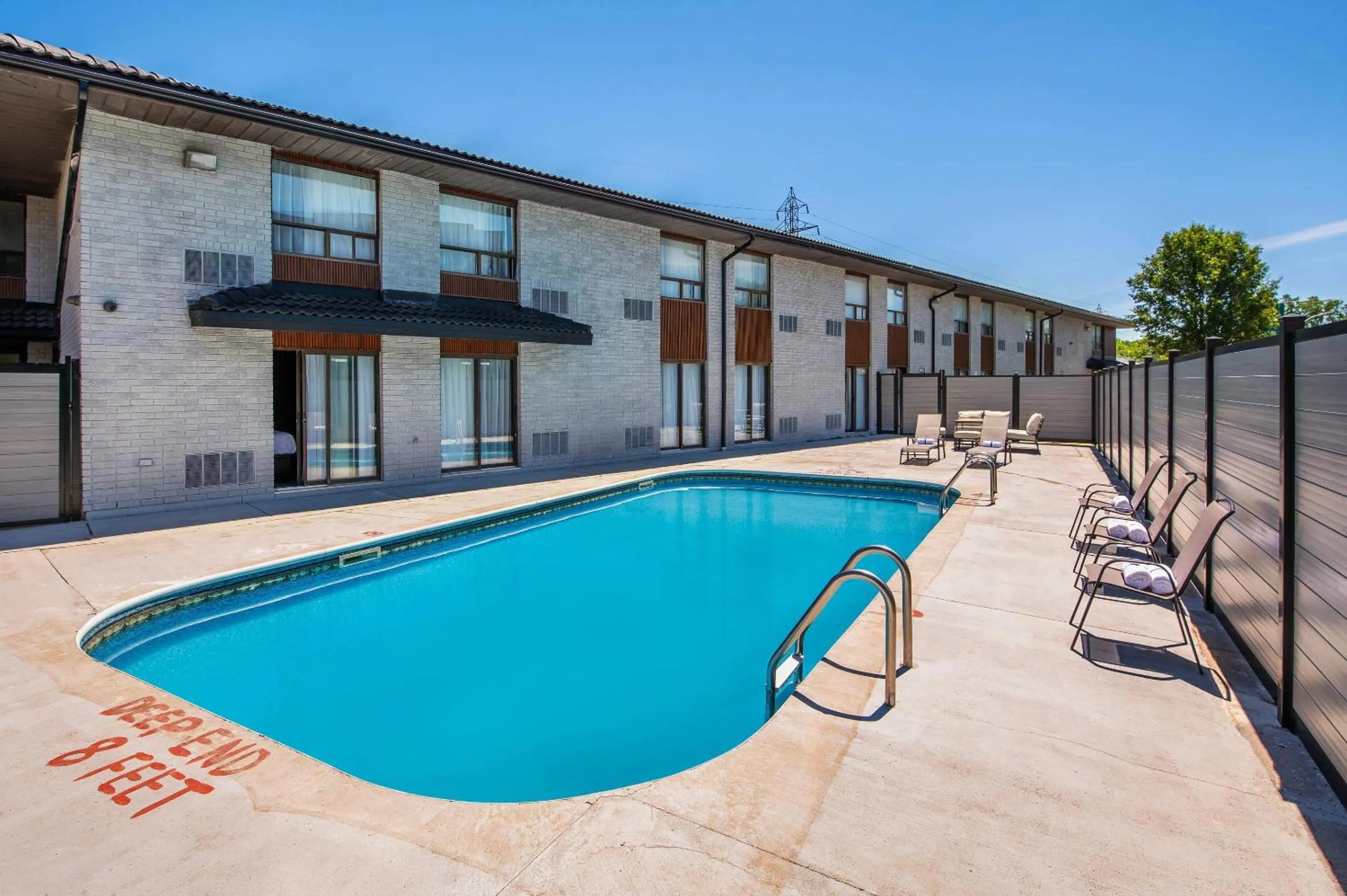 Swimming pool in Quality Inn
