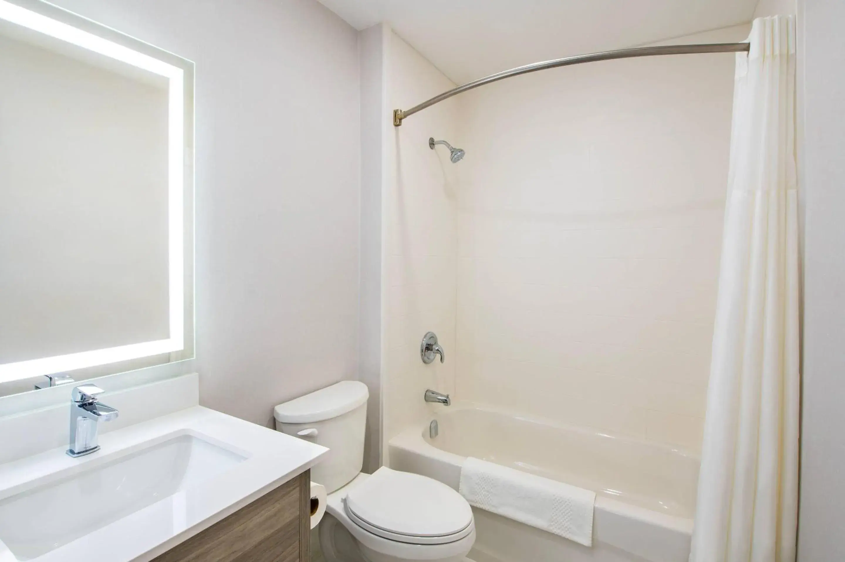 Bedroom in Quality Inn Bedroom in Quality Inn