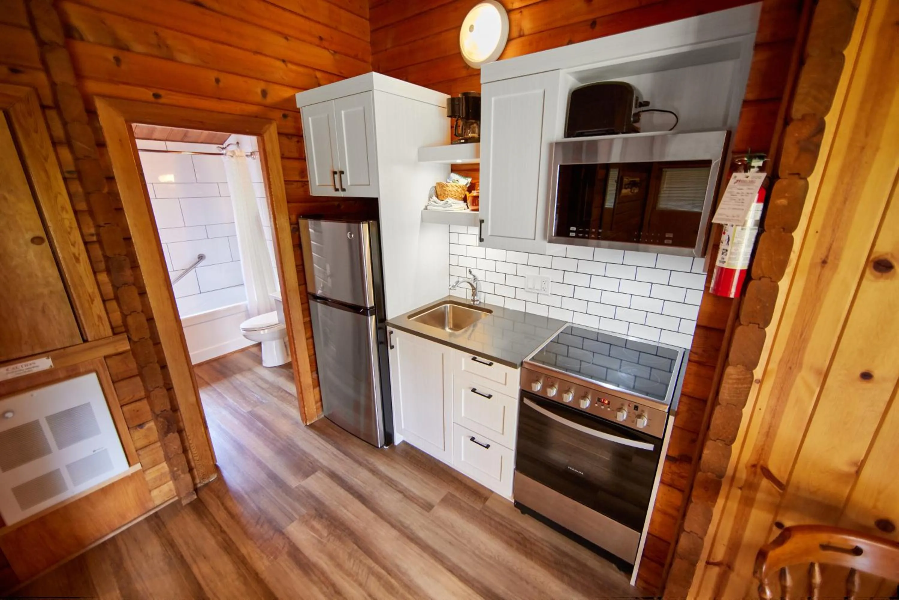 Kitchen or kitchenette in Jasper House Bungalows