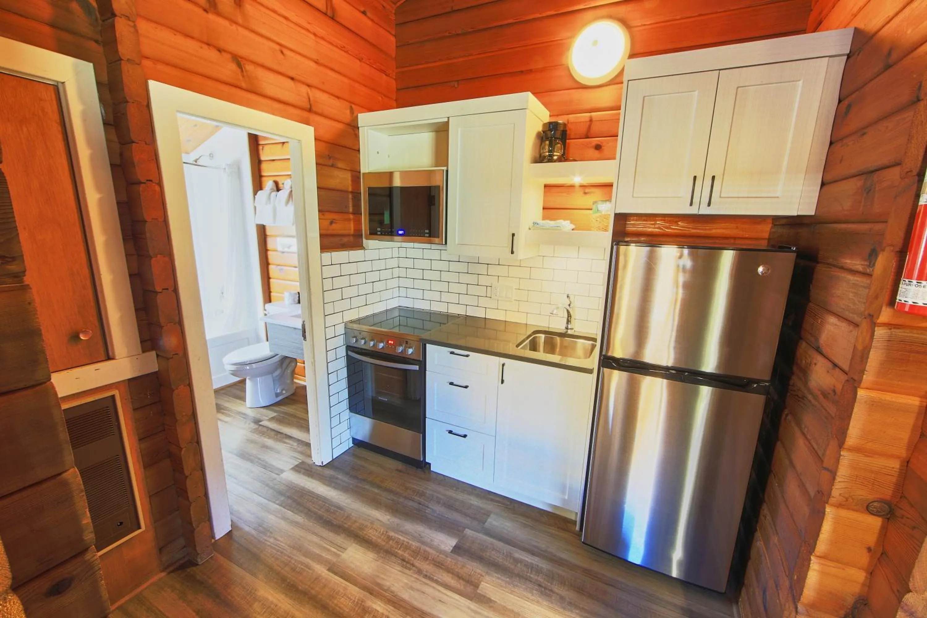 Kitchen or kitchenette in Jasper House Bungalows