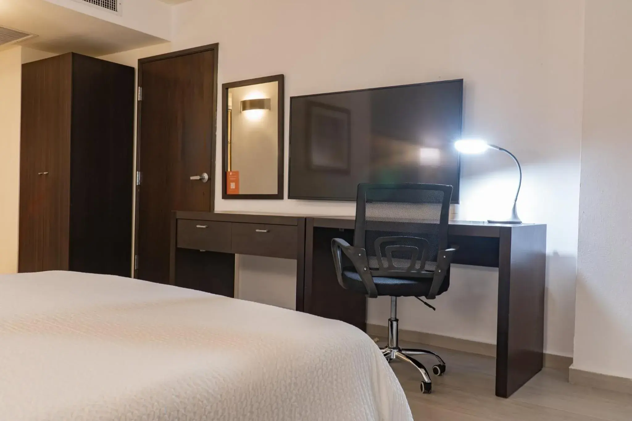 Facade/entrance, Bed in Fiesta Inn Tepic Facade/entrance, Bed in Fiesta Inn Tepic