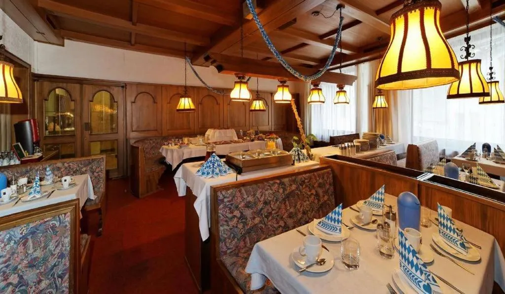 Restaurant/places to eat in Hotel Bayerischer Hof