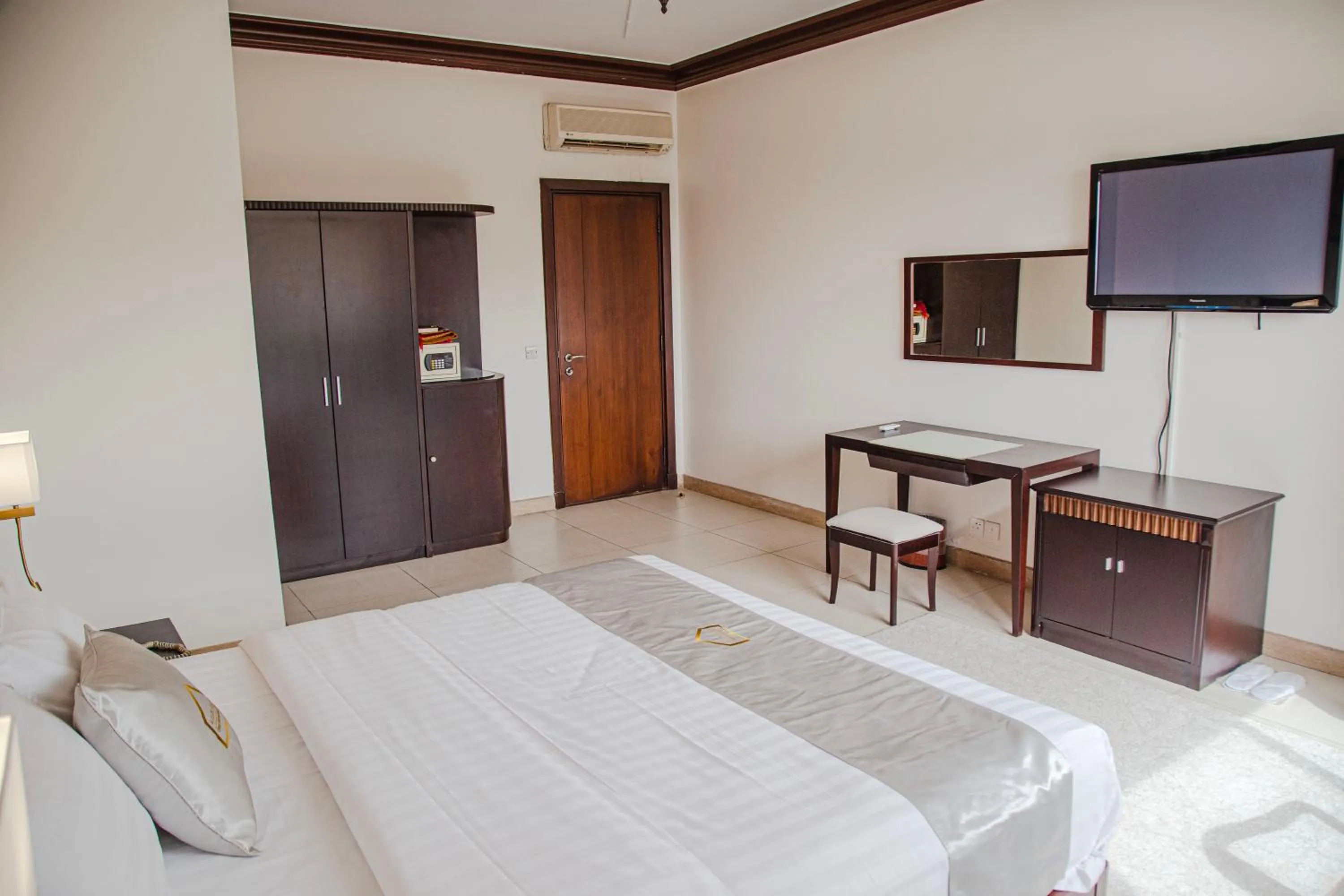 Bedroom, Bed in أورانس العالمية - Orans Suites