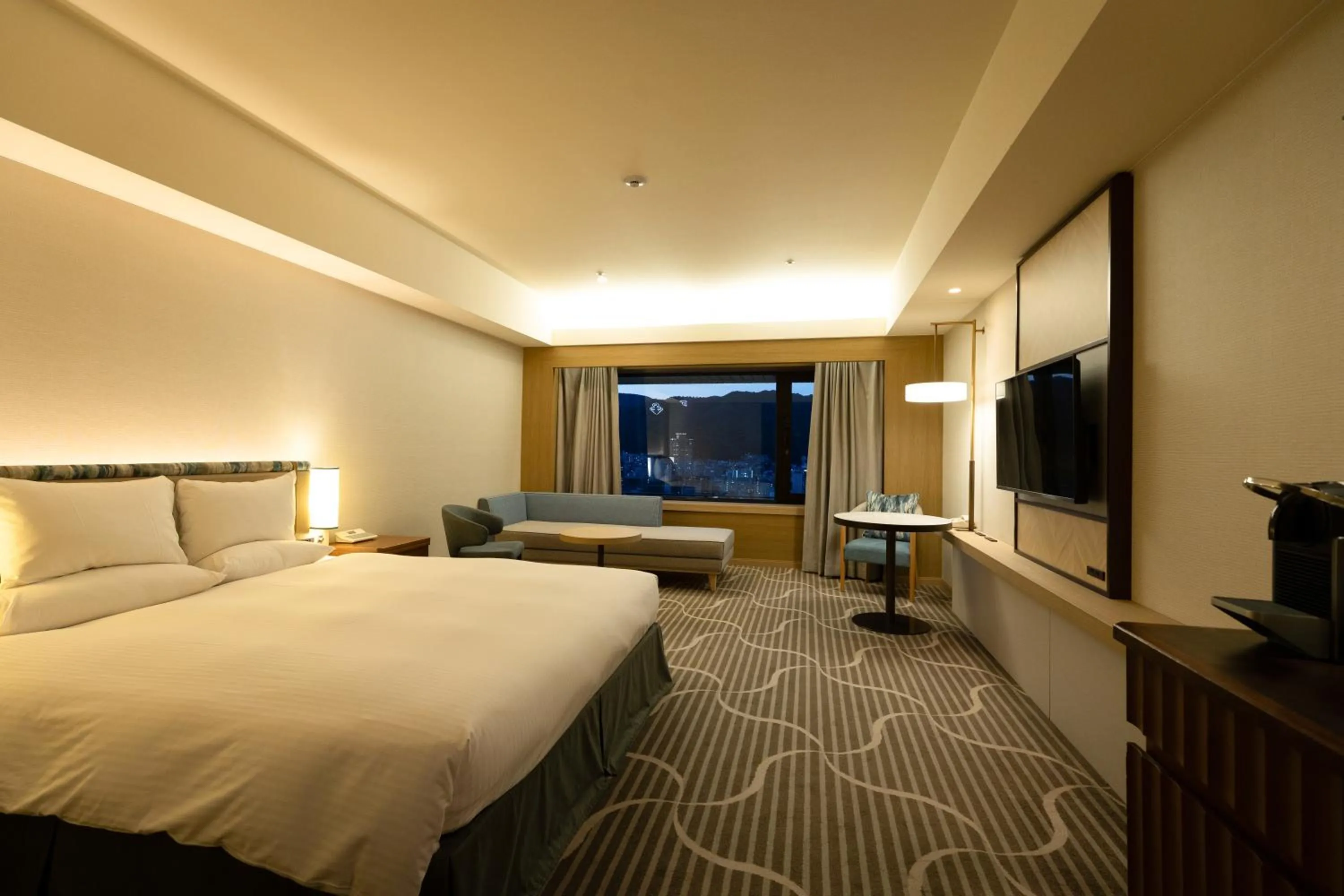 Photo of the whole room, Bed in Hotel Okura Kobe