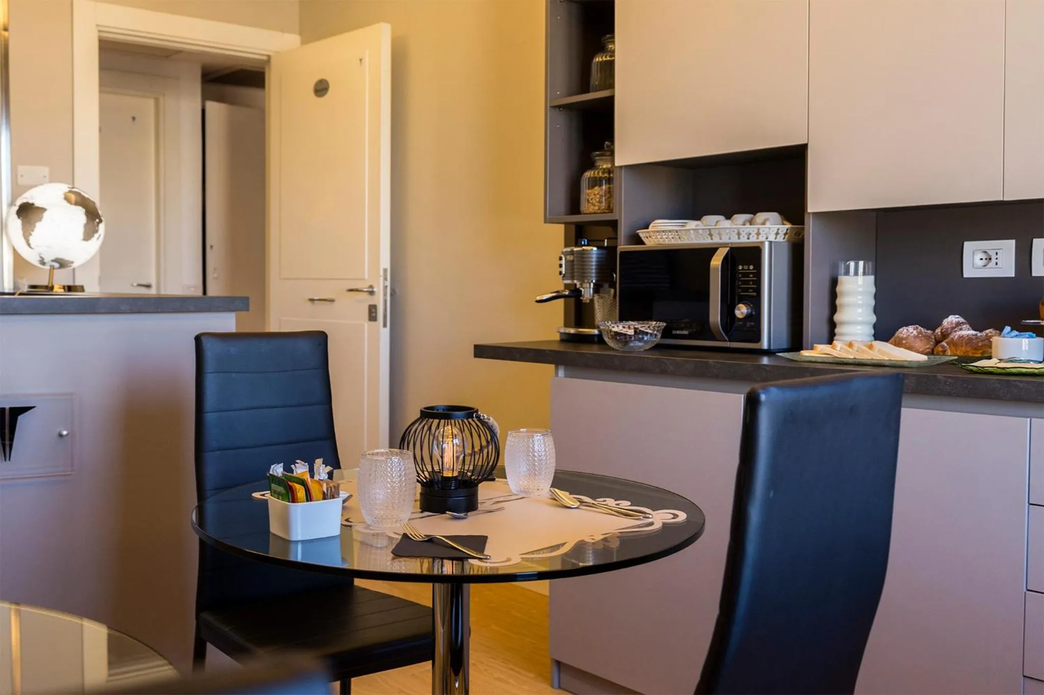 Communal lounge/ TV room in Top Floor Trastevere