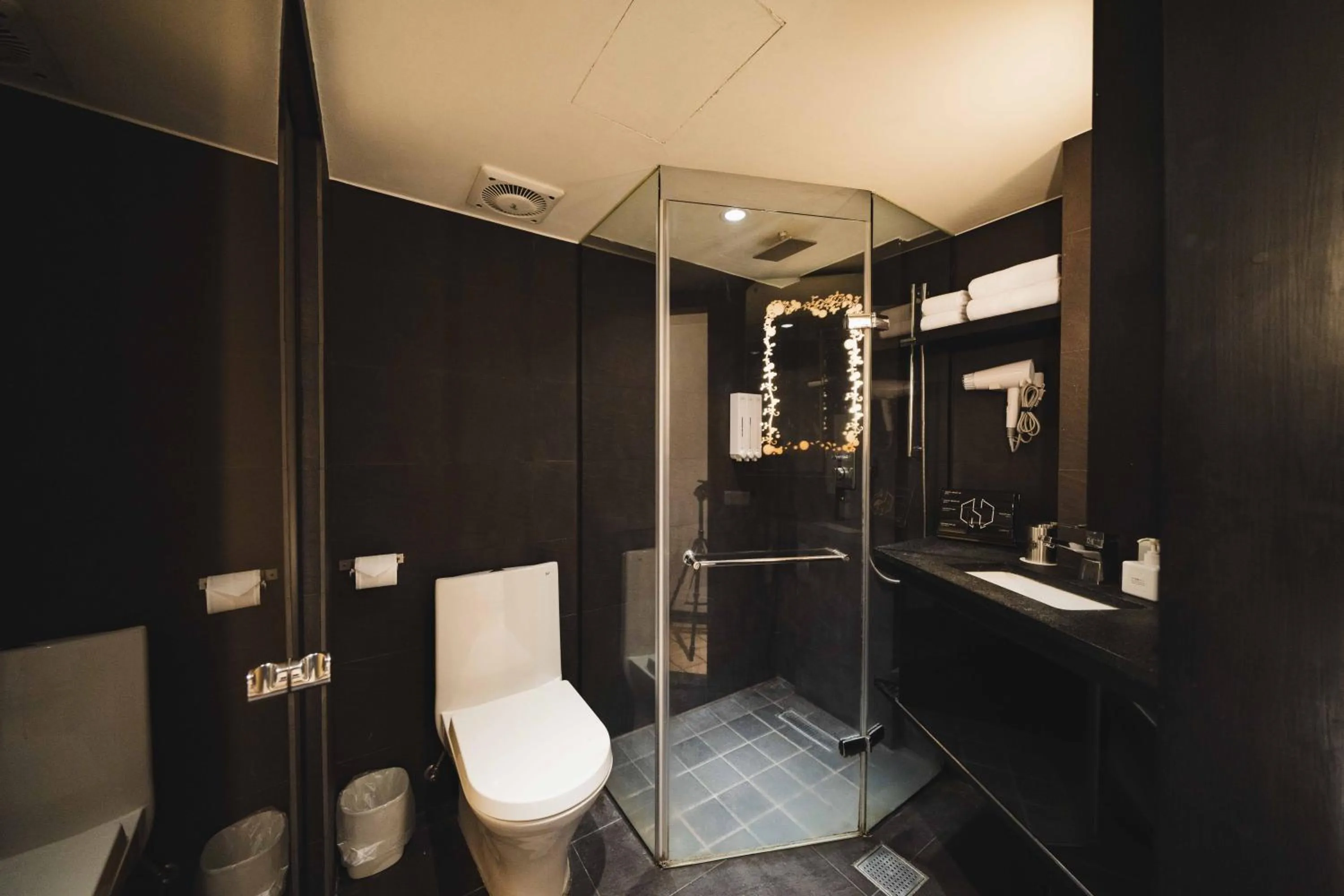 Shower in SWIIO Hotel Ximending