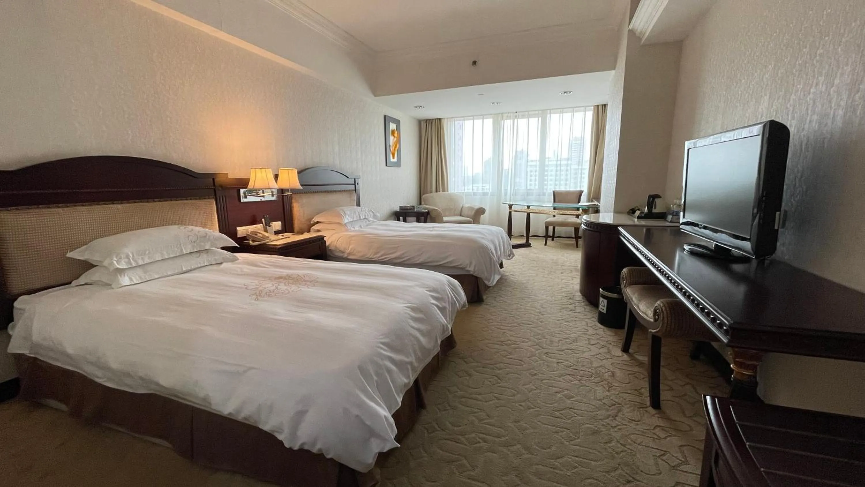 Bed, TV/Entertainment Center in Hotel Canton