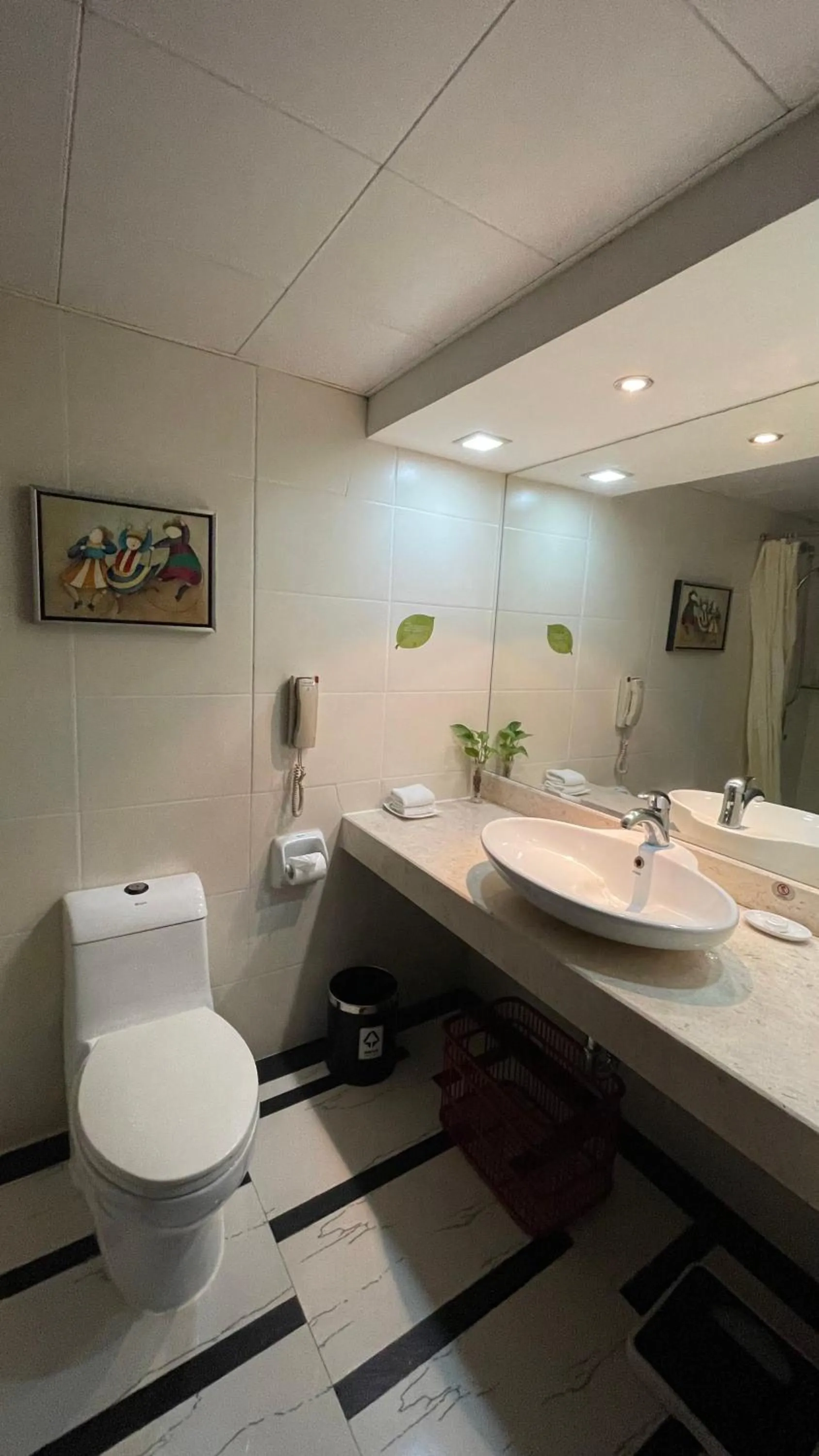 Shower, Bathroom in Hotel Canton