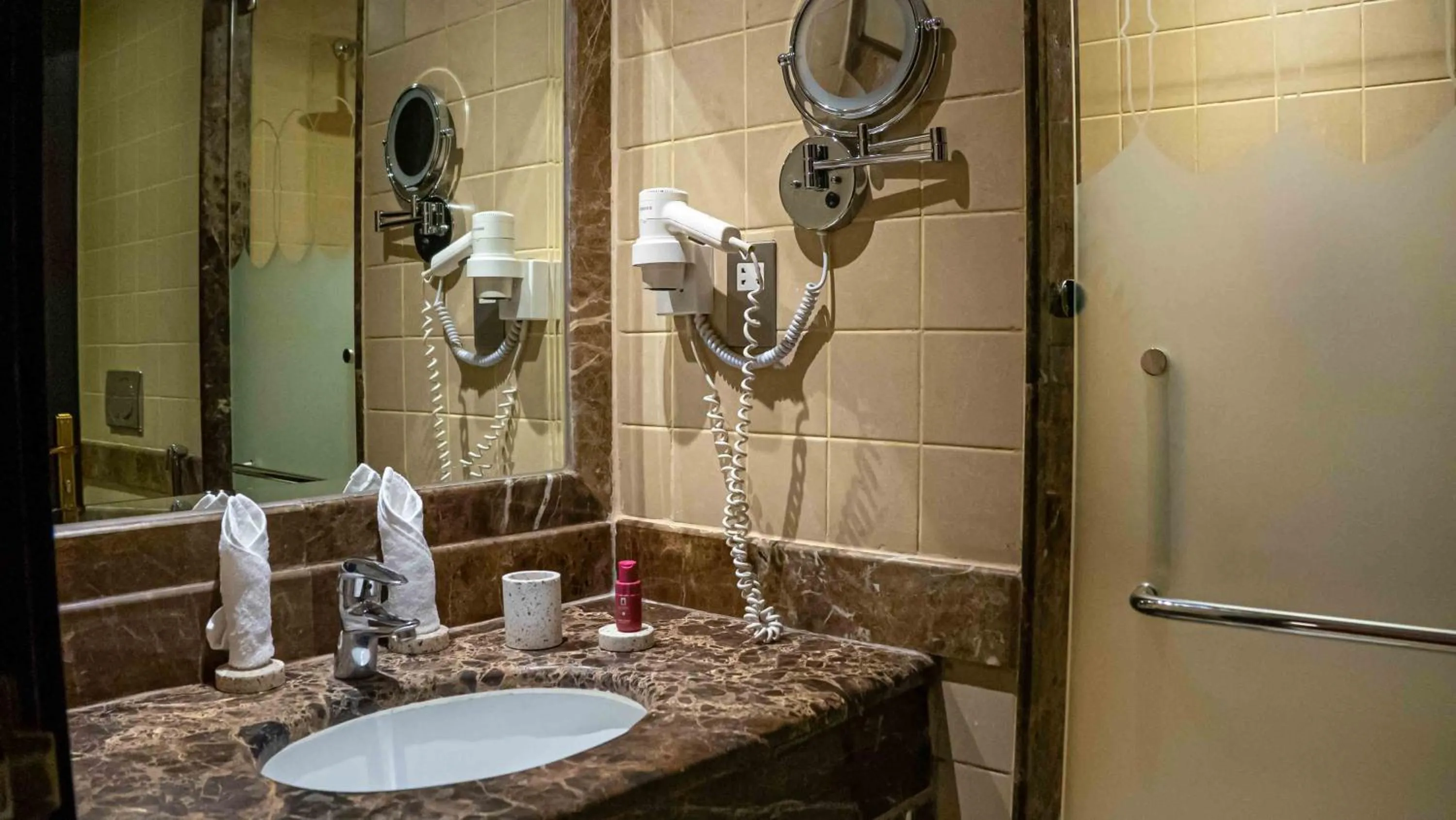 Bathroom in Al Safwah Hotel First Tower 1