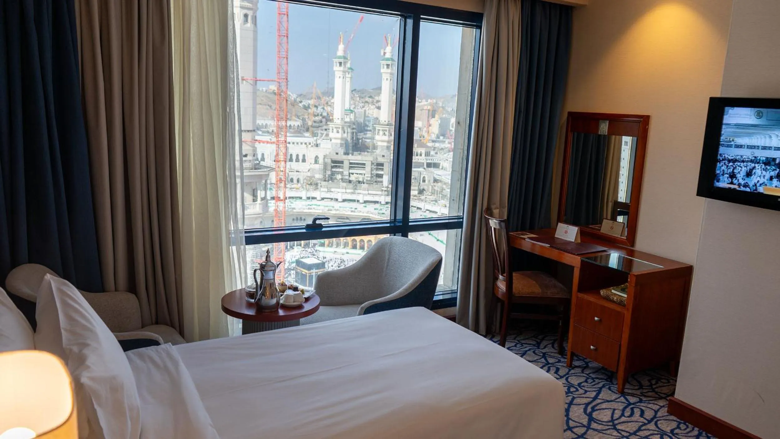 Bed in Al Safwah Hotel First Tower 1