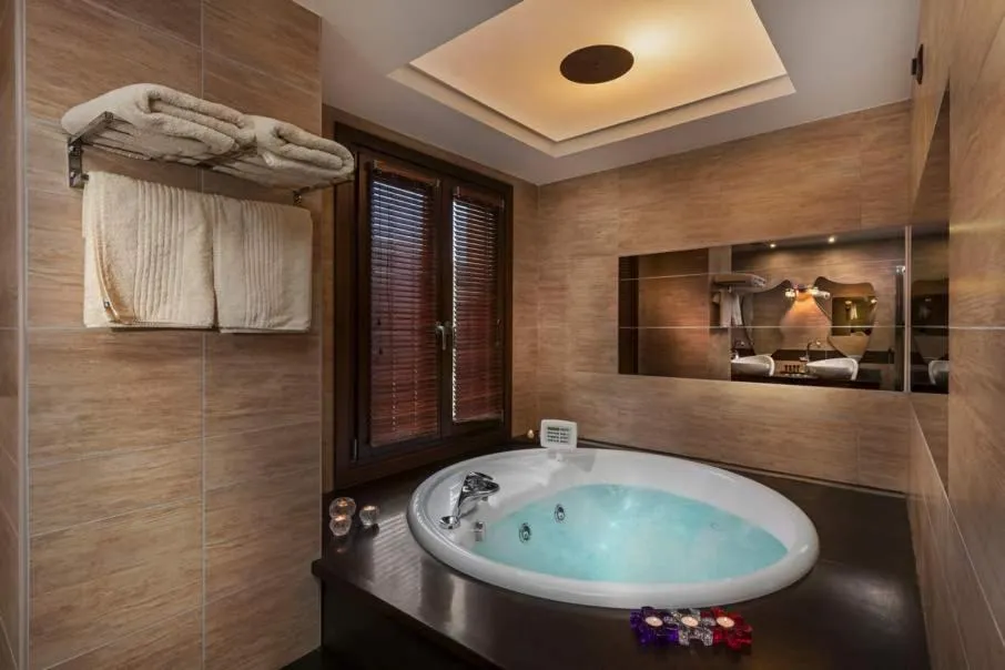 Hot Tub in Iakovakis Suites & Spa