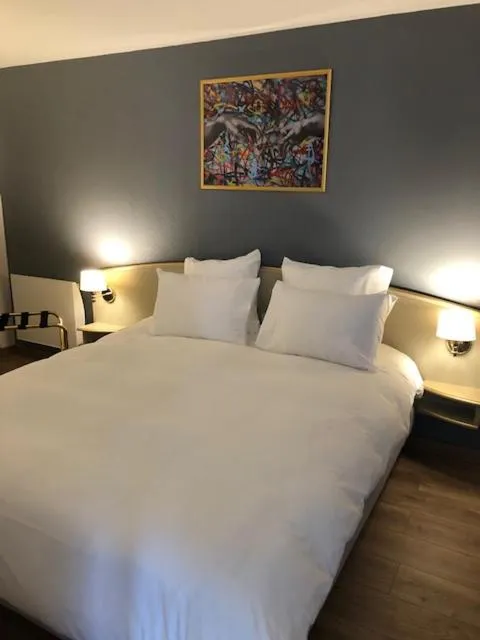 Photo of the whole room, Bed in Grand Hôtel d'Espagne
